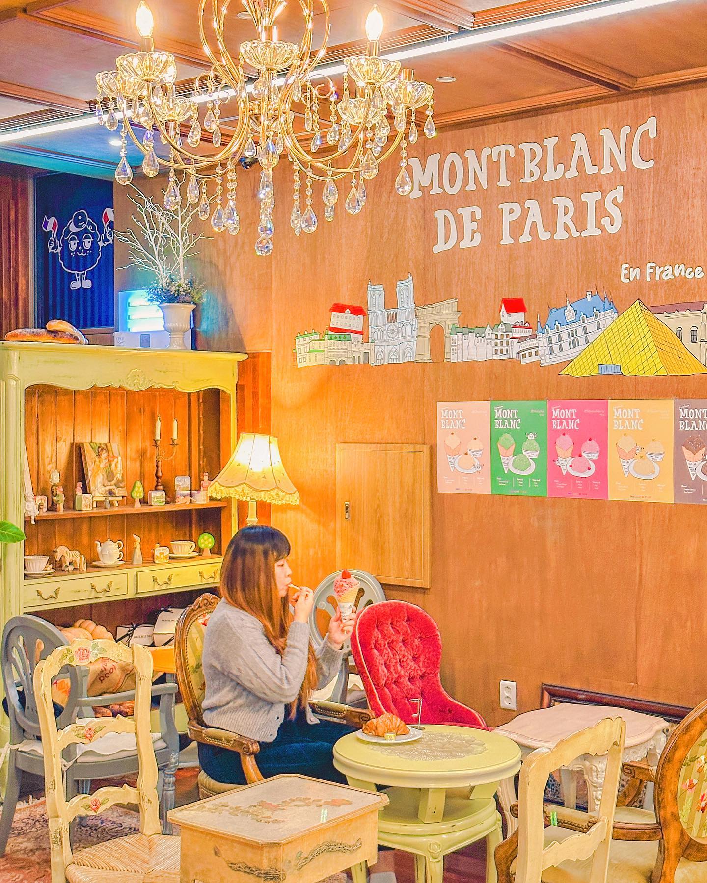 프랑스 감성 가득! 도산공원 몽블랑드파리 🥐
Newly-Opened French Bakery Cafe in Seoul 🥐

압구정 도산공원에 프랑스 감성 낭낭한
베이커리 카페가 있다고 해서 빠르게 다녀왔어요☺️

입구부터 코코샤넬을 만날 수 있는 몽블랑드파리에서는
코코샤넬의 원픽! 다양한 맛의 몽블랑과
쇼콜라를 모두 즐기실 수 있는데요🌰

저는 밤/말차/딸기/초당옥수수/초코 몽블랑 중에서
빨간 딸기가 박혀있는 스트로베리 몽블랑을 골랐어요🍓

아이스크림처럼 생겼지만 몽블랑딸기맛을 먹고 나면
바닐라 아이스크림이 들어있고🍨
그 속에는 바삭바삭한 과자가 있어서 맛있더라구요🍪

몽블랑 외에도 몽블랑드파리의 베이커리 메뉴는
프랑스 지라도 밀가루와 게랑드 소금, 레스큐어 버터,
그리고 발로나 초콜릿 등으로 만드신다고 하네요🫶🏻

실내외 인테리어도 프랑스 느낌이 가득, 포토존도 많은
몽블랑드파리 카페로 주말 나들이로 어떠세요☺️

🇫🇷 몽블랑드파리 강남점
📍 서울 강남구 언주로170길 20 1층
🕚 매일 09:00~21:30 (라스트오더 21:00)
🌸 몽블랑 종류는 밤/말차/딸기/초당옥수수/초코

#몽블랑드파리 #압구정카페 #압구정카페추천 #압구정디저트 #도산공원 #seoulcafe 

Copyright (C) ⓒ by travelwithsera .
All pictures cannot be copied without permission.