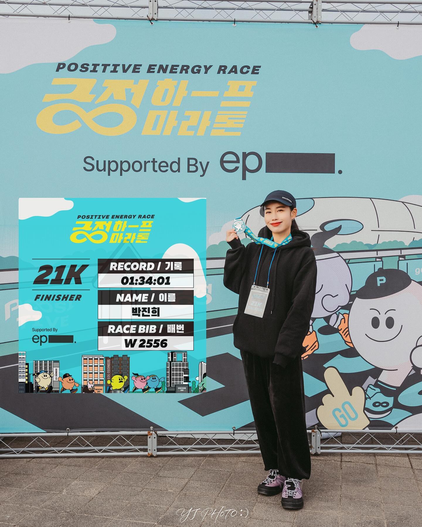 4년만에 참가한 #긍정하프마라톤 🏃‍♀️
goodrunner_co 

하프코스 1:34:01 PB✨
올해는 여자4등 했어요🙆🏻‍♀️ (입상은 못함)

4년전 카야노아카데미 4기들과 참여한 단체대회였는데
오랜만에 카포 식구들이랑 신청해서 같이 뛰었다.
출발전부터 눈이 내리고 입김 나오는 영하인 날씨에
기록은 무슨 40분 언더도 자신이 없었음..
youknow__jo 윤호오빠가 430으로 뛴다길래
일단 따라가보자 열차 탑승🚅💨

호흡할 때 마다 찬바람에 콧구멍과 목구멍이
어는것 같았다.
대회중에 뚝섬코스를 제일 많이 뛰었는데
계속 나오는 업힐은 항상 적응 안된다..ㅋㅋㅋ
뛰는내내 힘들다고 못뛰겠다고 찡찡거림 들어주고
끌어줘서 고마워요! 오빠 덕분에 PB했다!!👍🏻

이제 올해 마지막 하프 대회는 끝났고
10km 대회 2개 남았다
한해 마무리 잘해보자구🔥

📸 yeyoungjae_ because_of_alcohol bono_9oo 
영상은 따로 올려야지❤️

.
.
.

#런스타그램 #운동스타그램 #운동하는여자 #운동기록 #운동그램 #running #marathon #러닝 #필레이디_클라라