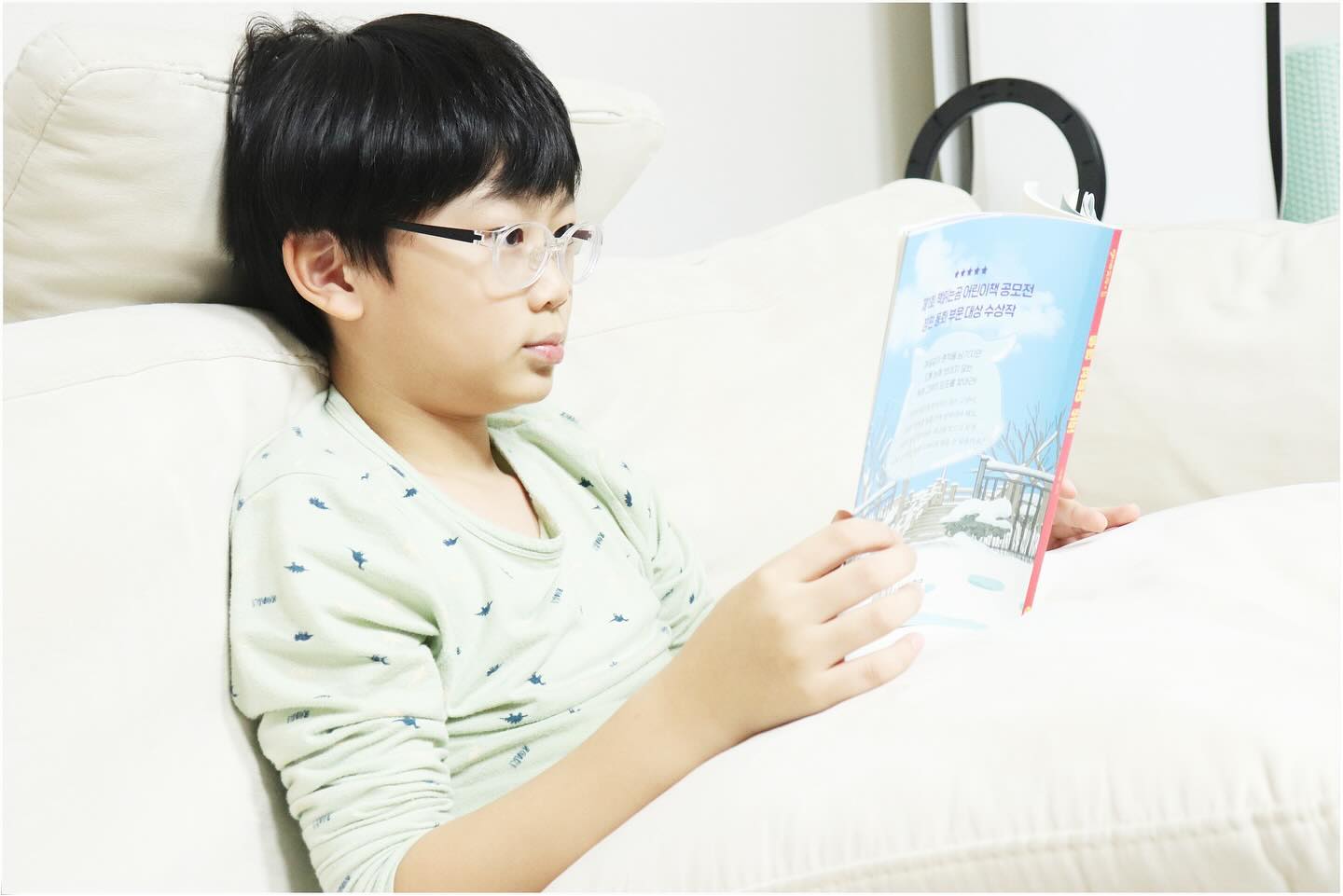 #도서제공 📚

댕댕이 좋아하는 우리 아이들이 재미있게 읽은 저학년필독서
#투명고양이또또 
보이지 않는 고양이를 찾는 재미있는 스토리에요 
탄탄한 스토리와 흥미로운 주제에 초등독서로 
이번에 제 1회 책읽는곰 어린이책 공모전 장편동화 대상 수상작이에요 
맹리 같이 흔적을 나믹지만 도통 눈에 보이지 않는 
투명고양이 또또를 찾아아 ~ 
흥미진진한 전개로 추리하면서 읽을 수 있는 초등추천도서 
투명고양이 또또 꼭 한번 읽어보세요 

#책읽는곰#책읽는곰어린이책대상수상작 #큰곰자리투명고양이또또#초등필독서#저학년동화#고양이동화#초등추천도서#수상작추천