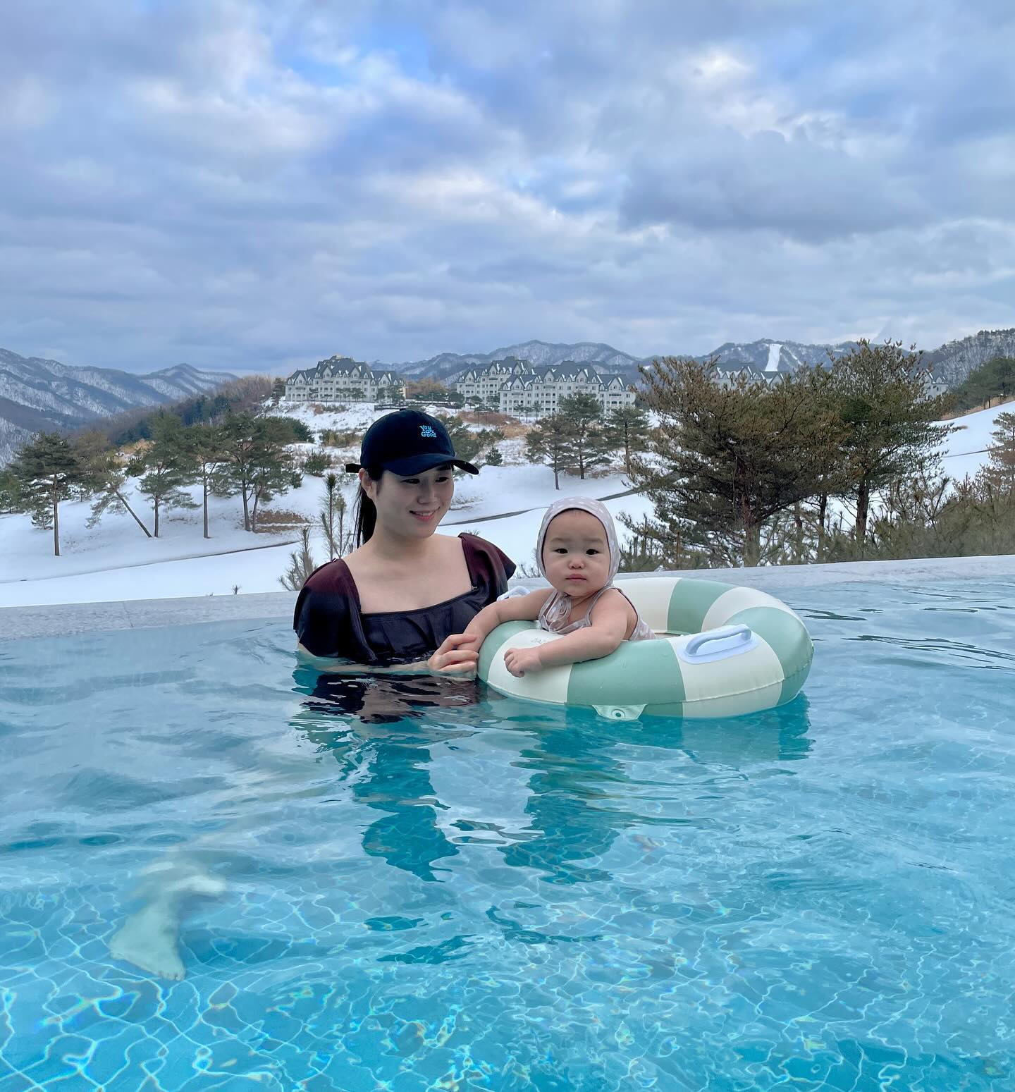 한겨울 물놀이 🧊 귀여운 지호 수모는 저 날이 마지막이었다고 한다… 대체 어디에 버려두고 왔을까….🤔