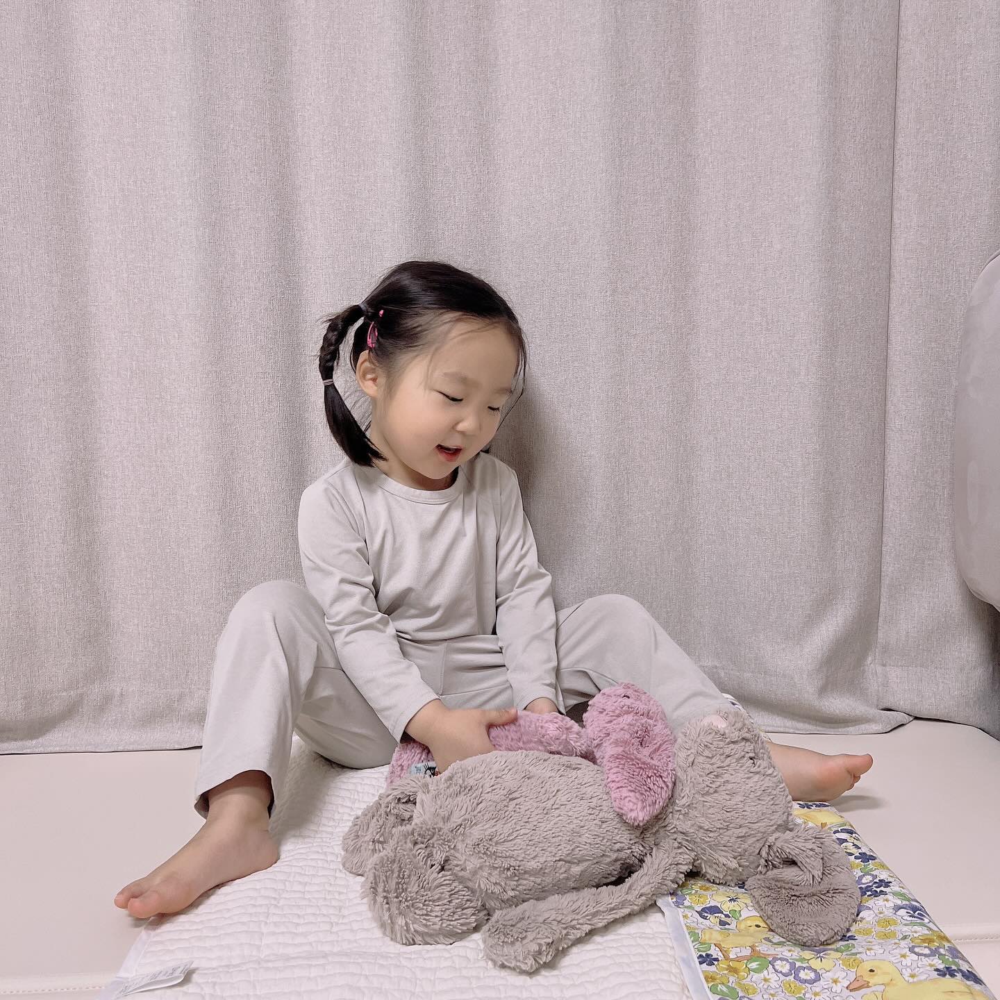 #엘림서포터즈4기 ෆ 
⠀
⠀
“ 얘듀라 인누왕 언니가 코 재워주께 ෆ “
⠀ 
나 김다솜,
요즘 날이 추워서 엄마랑 맨날 집콕 놀이를 한단 말이에오
이제 곧 4살 언니가 되기 때문에 혼자서도 너모 잘놀거든요
⠀
오늘은 토끼 동생들이랑 같이놀아줬는데 토끼 동생들이
졸리다그래서 엄마 대신 내가 코 ~ 재워줬어요 .ᐟ 
⠀
엘림코리아에서 선물주신 옥스포드 코튼 휴대용패드는
다양하게 활용하기 좋아서 엄마 가방속에 쏙 ~ 들어있는
아이템중의 하나랍니당 😊
⠀
토끼 동생들 기저귀갈아줄때나 목욕후에 눕혀두기도 하구
저는 야외벤치위니 카시트위에서 사용하기도 하고
이렇게 토끼들 재울때도 참 여러모로 활용하기 좋쥬 ><
⠀
19종의 다양한 디자인때문에 선택장애 올 수 있지만
코튼 100% 소재와 80x65 사이즈로 작고 가벼워서
엄마가방에도 쏘~옥 아빠차에도 쏘~옥 넣어두고
사용하니 완~즈이 편한 옥스퍼트 코튼 휴대용패드 랍니당 
⠀
⠀
◡̈ ᴛʜᴀɴᴋs ᴛᴏ elimkorea_official 
#휴대용패드 #엘림코리아 #엘림 #기저귀패드
#휴대용기저귀패드 #휴대용기저귀매트