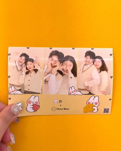 @mibb_j97 on Instagram: "#광고
오늘 유미랑 #치즈문포토성수 에 다녀왔어요!
수인분당선 서울숲역과 서울숲 공원 사이에 있어 이동하는 길에 방문하기도 좋아요 🙂
무인으로 24시간 운영되기에 밤산책중에 들려도 좋을것같네요 !!

내부 파우더룸에는 고데기, 드라이어와 다양한 종류의 빗, 그리고 큐티뽀짝한 아이템들이 구비되어있어 편리했어요!
그리고 촬영부스 내에는 햇빛이 들어오고 필터의 퀄리티가 좋아서 사진이 뽀샤시하게 잘 나오구요~
부스 내부에 높낮이 차이가 있는 두개의 스툴이 있어 일행들과 함께 사진을 찍기 좋아요!
컷팅 프레임으로 촬영 진행 시 흑백 2장이 무료로 추가됩니다!! (무료받기 선택 시)

이번 광고로 네번의 촬영기회를 받게되어 다양한 컨셉으로 사진을 찍어봤어요 😉
16가지의 프레임과 11가지의 필터로 다양한 연출로 출력이 가능하더라구요~
선택의 폭이 넓어서 더 좋았습니다 !
추가적으로 문제 발생 시 카카오톡 채널 채팅으로 문의 주시면 빠른 답변을 받을 수 있다고 하니 참고 부탁드립니다 🙏

*서비스 무료 제공

#서울숲포토 #치즈문성수 #치즈문포토 #네컷사진 #인생사진 #언더스탠드에비뉴 #성수동사진 #서울숲인생네컷 #서울숲사진"