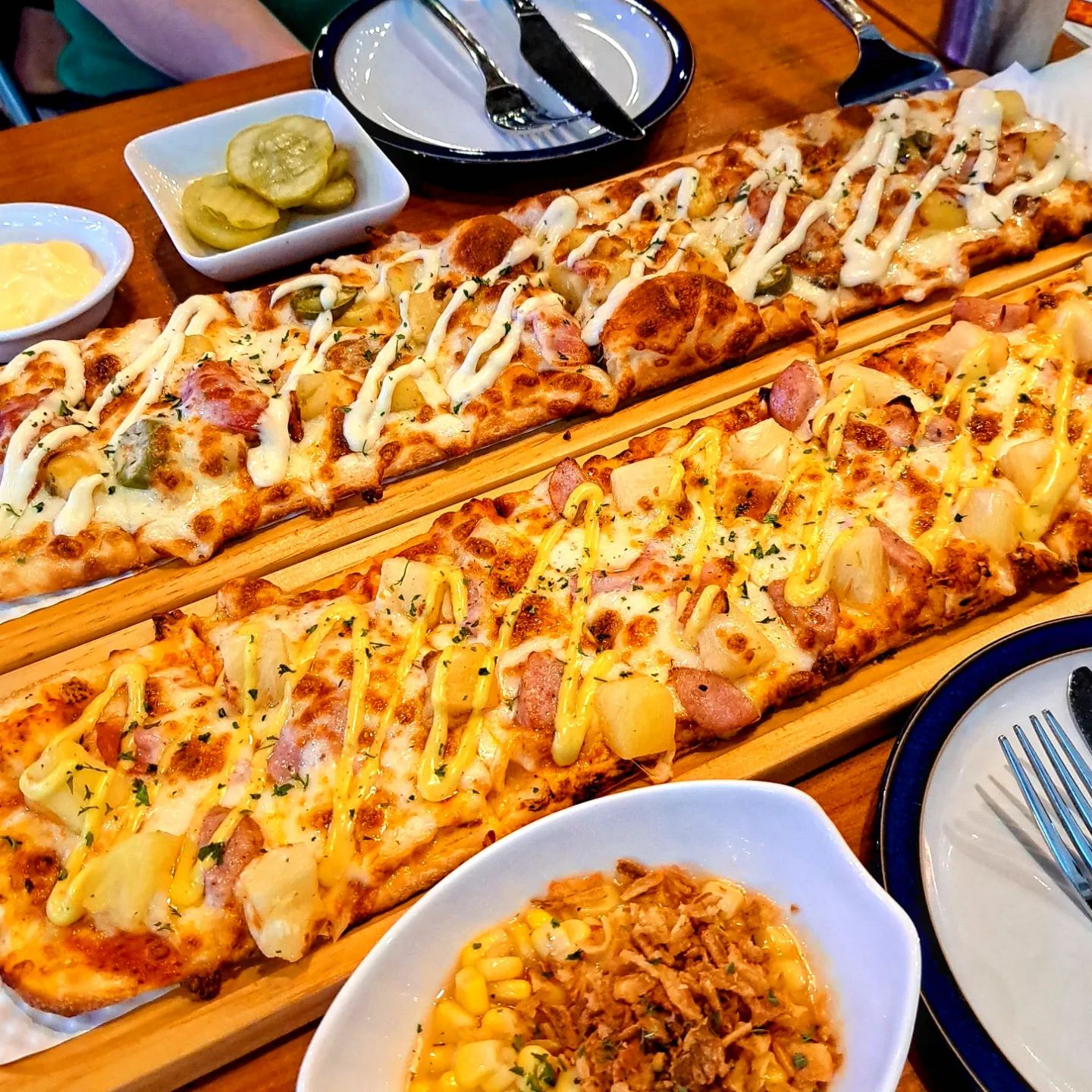 #협찬 매장에서 바로 구워서 맛있는 <파파밸리피자 잠실롯데마트점>
피자는 역시 치즈가 가장 중요한데 요기는 99.3% 자연산 치즈를 사용해서 아주 고소하고 맛있어요!

도우도 숙성도우를 사용해서 아주 부드러워요
부드러운 식감덕분에 어린 아이들부터 50대 60대분들까지 다들 맛있게 먹을 수 있어요

저희는 피자2 종류와 리필가능한 탄산이 포함된 피자피자세트를 주문했고 아이올리 포테이토, 하와이안디럭스로 선택했어요

양파후레이크를 넣은 콘샐러드가 서비스로 나오고 피클과 디핑소스도 함께 주셨어요
양파후레이크와 콘샐러드가 피자랑 너무 잘어울려서 피클보다 더 많이 먹었어요 느끼한 맛을 완전 잡아줌!

잠실에서 놀거나 쇼핑하다가 식사때가 되면 복잡한 월드타워몰보다는 잠실롯데마트 제타플렉스 6층에 있는 푸드코트는 조금 덜 붐벼서 아주 추천이에요 그 중에서도 파파밸리 아주 추천!!

신메뉴인 파스짜는 파스타와 피자를 합친 신개념 메뉴인데
빠네 파스타처럼 치즈 피자 도우 안에 파스타가 들어간 메뉴고 파파밸리에서만 먹을 수 있는 특별한 메뉴에요
저도 담에 와서 요거 먹어보려구요!

위치
서울 송파구 올림픽로 240 롯데마트 잠실점 6층 푸드코트 먹리단길
.
.
.
#파파밸리피자 #파파밸리피자잠실롯데마트점 #잠실롯데마트맛집 #잠실피자맛집 #잠실파스타맛집 #송파피자 #디너의여왕 #잠실피자 #잠실파스타 #잠실롯데마트 #롯데월드몰맛집 #피자 #파스타 #잠실데이트 #피자맛집 #먹스타그램 #먹스타 #먹스타맞팔 #먹팔 #먹팔맞팔 #선팔 #맞팔 #좋아요반사 #좋반
