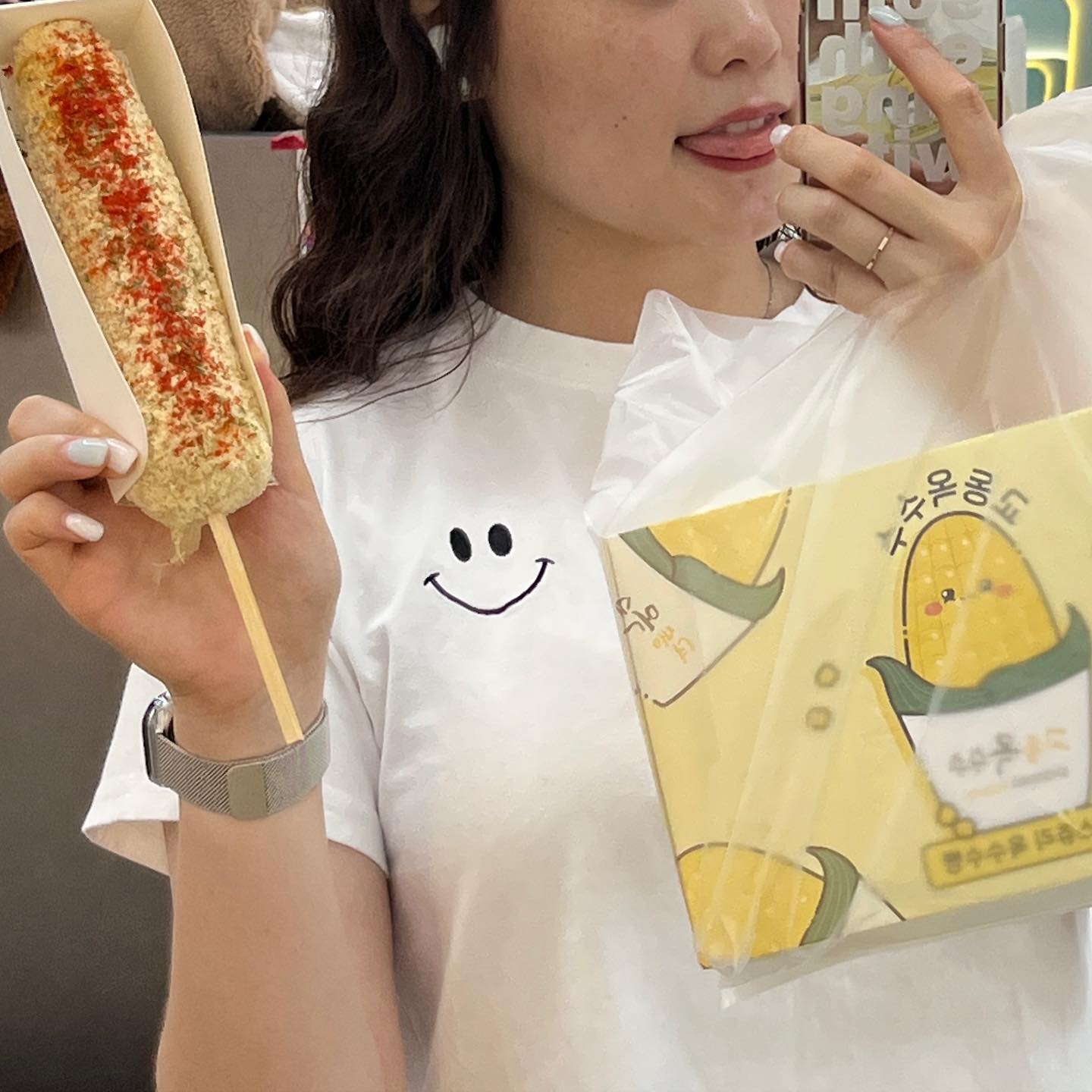 여름 간식 뭐다?
바로 옥수수🌽🌽🌽

전주 한옥마을 이색 먹거리 교동옥수수!! 

이게 전주 한옥마을에서 꼭 먹어야할 음식 TOP5 안에 들었다면서요~?
페스츄리로 만든 옥수수빵에  찐한 크림치즈소스가 가득!!
귀여운 옥수수빵 박스에 포장되어 선물용으로 제격!!

또, 제 손에 들고 있는 건 중독성 강한 마약옥수수라 진짜 다 먹으면 기분 좋은 배부름이 계속 되니 꼭 한 번 드셔보세요!

#전주 #전주한옥마을 #전주맛집 #전주옥수수 #교동맛집 #교동옥수수 #전주한옥마을맛집 #광고 #협찬 #광고촬영 #리뷰노트