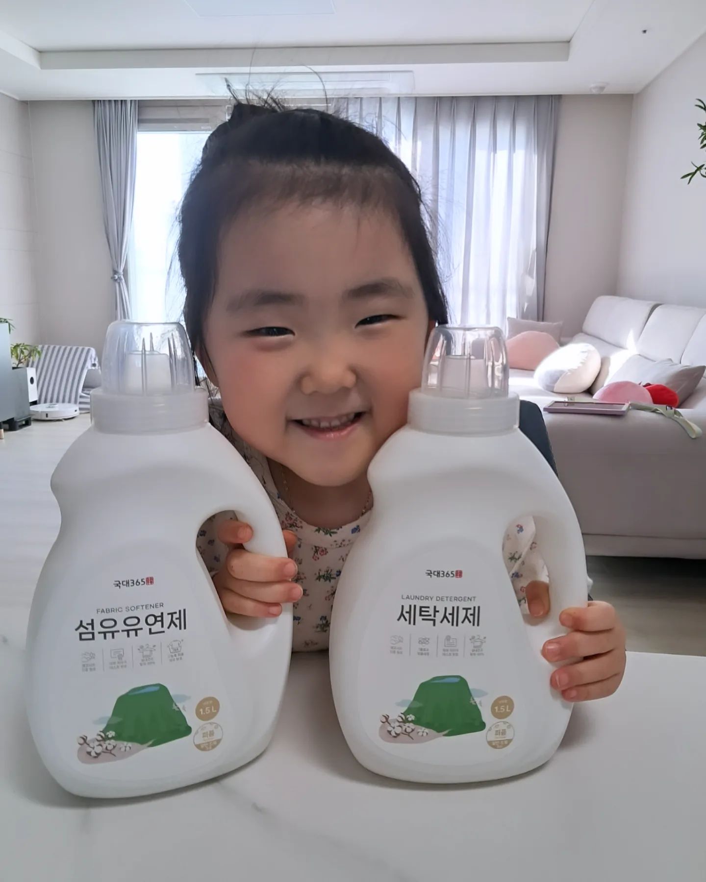 #협찬 국대365
고농축 퍼퓸 세탁세제 + 고농축 퍼퓸 섬유유연제

🌿🫧 요즘 울 꼬꼬마 세탁세제 섬유유연제 사용중인 국대365~♡고농축 퍼퓸으로  시그니처 향기가 너무좋은세제 이기도하지만 ~~♡
✔️에코서트 인증원료
✔️피부자극테스트 완료 ✔️유해물질 ZERO
✔️7중 복합효소 
✔️ 맞춤형 세정
으로 좋다고 하는세제들보다 만족중인세제와 유연제예요 !!
🌿🫧울 꼬꼬마 냄새가 향기로와 보들보들 ~~♡♡
좋아해요 온가족 옷들에서 
좋은향이 ~\♡♡가득 
실내건조적합하고  탈취효과 99%나 되니 넘좋죠 ??
세제 바꾸려는분들께 강추합니다 ~~♡♡

#세탁세제 #고농축세제 #퍼퓸세탁세제 #액체세탁세제 #액체세제 #드럼세탁기세제 #세탁세제추천 #실내건조세탁세제 #섬유유연제 #섬유유연제추천 #고농축섬유유연제 #실내건조섬유유연제