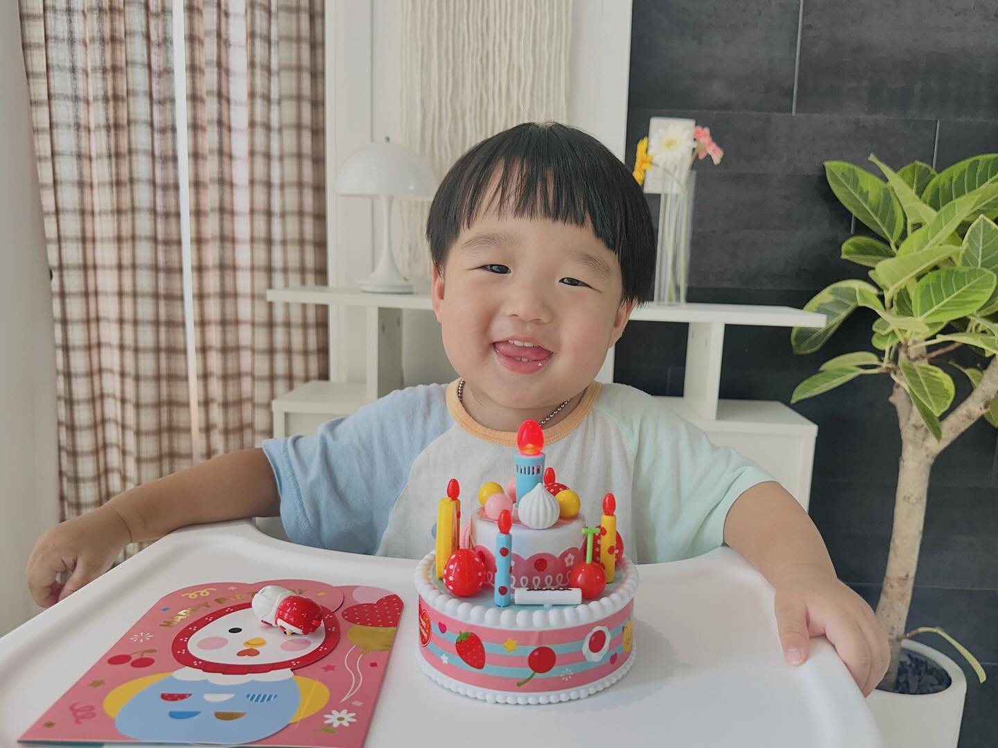 #협찬이지만솔직후기 

❛블루래빗 아이큐베이비 꼬꼬맘 생일케이크🎂❜

블루래빗 아이큐베이비 구성에는 엄마들 사이에서 
유명한 인기 육아템들이 많은데 그중에서도 오늘은 
요즘 지호 최애 장난감 꼬꼬맘 생일케이크를 소개할게요.

전용 리모콘으로 촛불을 켜고 신나게 생일축하 노래도 부르고 
후~불어서 촛불도 끄고 아주 퀄리티 좋은 귀여운 생일케이크에요🎂

단순하게 촛불만 켜고 끌 수 있는것이 아니고 초랑 위에 
과일 데코들을 분리해서 원하는곳에 꾸며줄 수 있어서 
아이들 소근육 발달에도 도움을 줄 수 있어요ㅎㅎ
​
아이와 함께 생일축하 노래를 부르며 축하와 칭찬을 아낌없이 
듬뿍〰️주며 아이에게 흥겨운 기분과 의욕을 높여주고 
자존감도 키워줄 수 있답니다🥳

그리고 아이가 성장하면서 축하해야할일들이
계속 생기잖아요? (뒤집기,앉기,첫걸음 등등)
그런 특별한 날에도 꼬꼬맘 생일케이크와 함께
기념하기에도 딱이겠죠❤️

직접 촛불고 키고 생일축하 노래도 부르면서
인지능력도 키우고 케이크 장식품을 빼고 
꽂으면서 소근육 발달까지 키울 수 있는 
블루래빗 아이큐베이비 꼬꼬맘 생일케이크🎂

예쁜 생일 카드도 같이 들어있어서 아이 생일이나
조카 생일선물로도 추천드려요 ☺️
역시 퀄리티 너무 좋은 블루래빗 아이큐베이비 정말 최고다!

🏷️ 𝚃𝚑𝚊𝚗𝚔𝚜 𝚝𝚘 bluerabbit_official_korea 

#블루래빗#블루래빗아이큐베이비#블루래빗아이큐베이비전집 
#멀티자극그램#멀티자극#블루래빗완구#블루래빗완구전집 
#교육용완구#출산준비물#육아템#아기장난감과전집을한번에