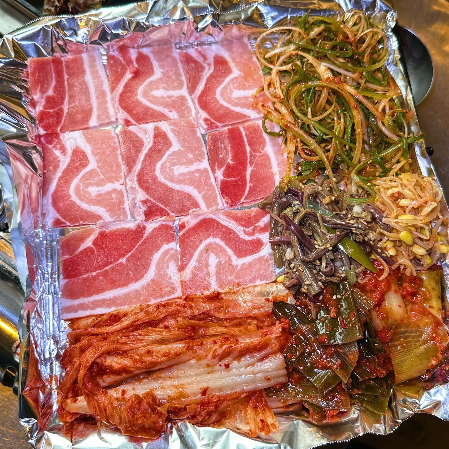 🐽 285번째 메뉴 : 신용산역 개나리식당

상추, 적근대, 당귀, 깻잎, 로메인, 케일 등
다양한 쌈채소를 무한대로 먹을 수 있는
구성 좋은 쌈밥전문점 #개나리식당
서초갈비 느낌 나는 푸짐한 쌈밥집이예요 ! 

냉동삼겹 쌈밥정식으로 주문했는데
12900원에 반찬 가짓수가 다양하게 잘 나왔어요
된장찌개, 청국장, 계란찜까지 다 포함 !!!

여기 대파김치랑 신김치가 진짜 별미예요,,
삼겹살이랑 같이 구워먹으면 진짜 최고,,

특히 쌀밥이 진짜 꼬들하니 너무 맛있더라구요
좋은 쌀을 쓰시는 건지 … 맨밥만 먹어도 맛있었어요

세숫대야 냉면은 그릇 크기가 진짜 어마어마해요;;
그릇 가득 냉면과 고명이 가득 들어있고,
육수도 너무너무 시원하고 개운했어요~~! 

안가면 후회할 #개나리식당 방문 추천드려요 👏🏻👏🏻

🌠 가게 : 개나리식당 
🌠 주소 : 서울 용산구 한강대로52길 29-9 1층
🌠 영업시간 : 11:30 〰️ 23:00