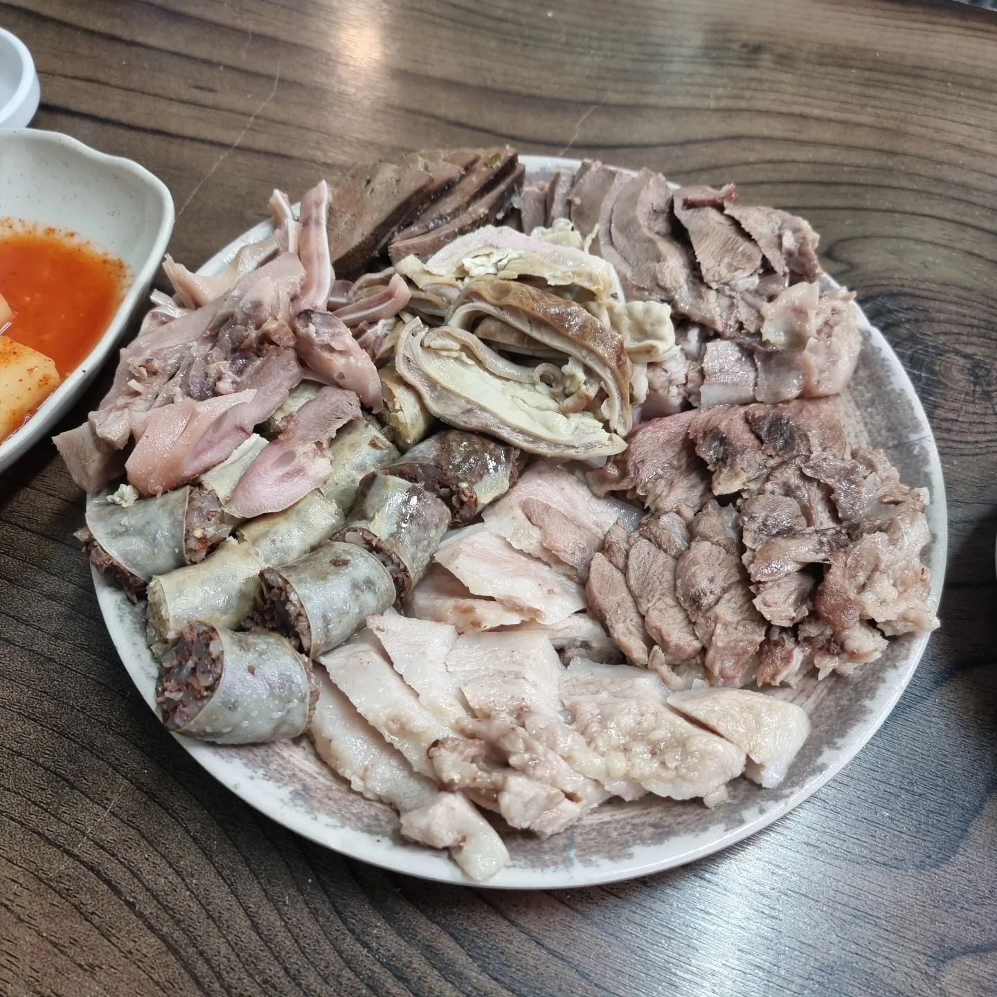 #수지구청역맛집  #탑골순대국 

올해만 벌써 두번째
가성비 초대박임
내장도 정말 신선하고 맛남 ㅎ

순대국물은 써비스라 술마시기 딱좋음
