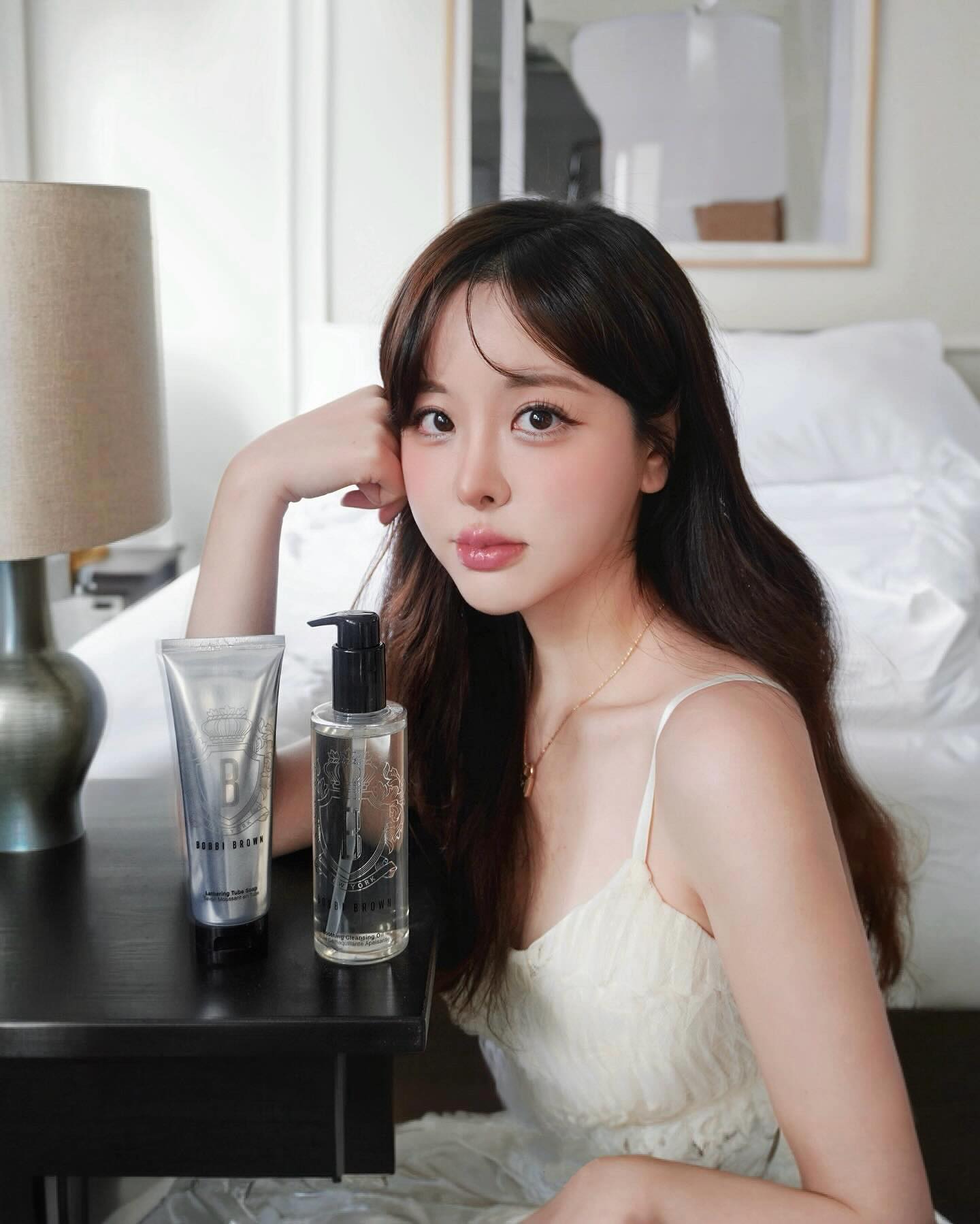 #광고 bobbibrownkorea

피부에 스킨케어를 바르는 것도 중요하지만 메이크업 후 잔여물이 남아있지 않도록 말끔하게 클렌징 하는게 가장 중요한거 아시죠?🤔

더 강력한 세정력과 보습력으로 리뉴얼된 바비 브라운 수딩 클렌징 오일은
호호바 오일, 올리브 오일 등을 포함한 보태니컬 오일이 함유되어 워터프루프 메이크업도 한 번에 지워주면서 피부를 진정시켜주고 또 영양감을 선사해줘요!
 
바비 브라운 프리미엄 클렌징 듀오로 맑고 촉촉한 피부를 느껴보세요🫧🖤

#바비브라운 #수딩클렌징오일 #레더링튜브솝 #바비브라운클렌징듀오 #바비브라운클렌징오일 #클렌징오일 #폼클렌저