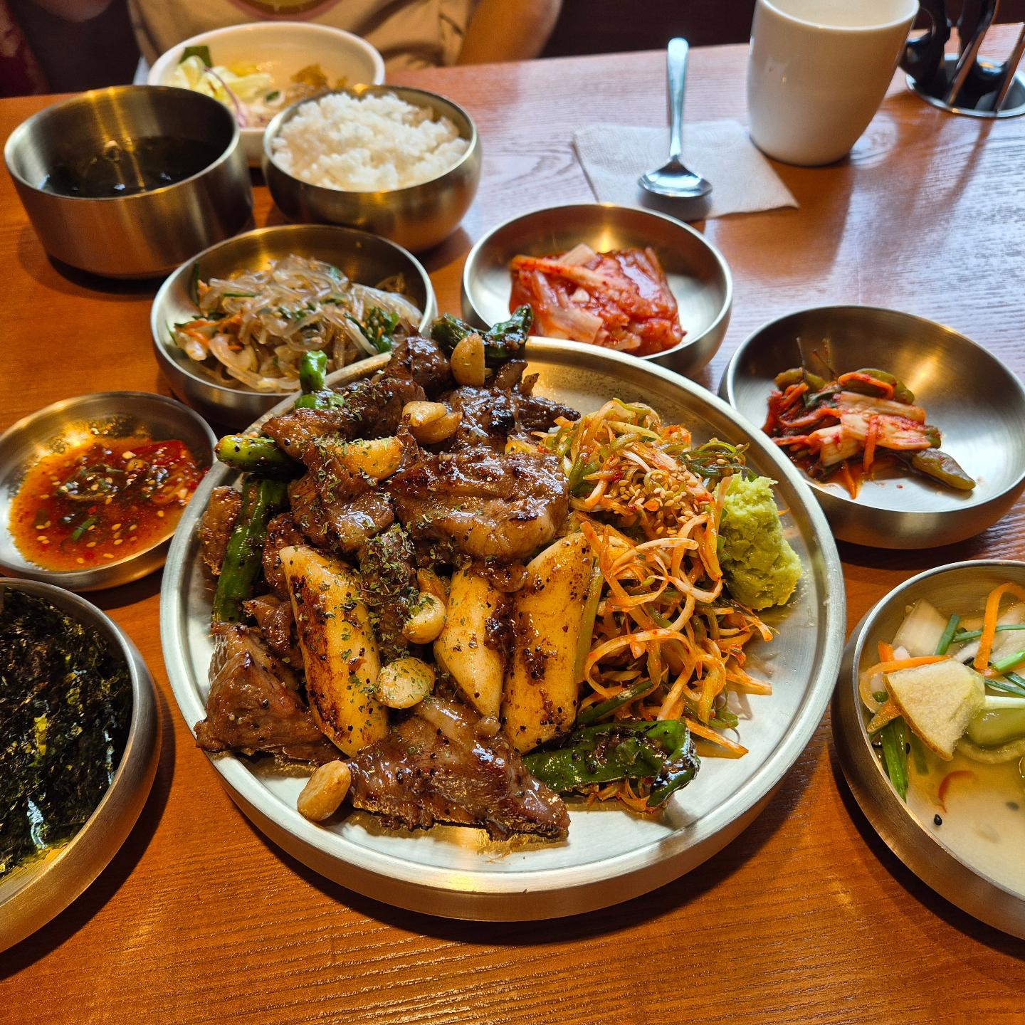 딱 좋았던 점심타임 😉

엄마 취저스타일이지만
잠시 외쿡온 줄 ❣️

#부천맛집
#장미가든
#분위기굿
#여름휴가