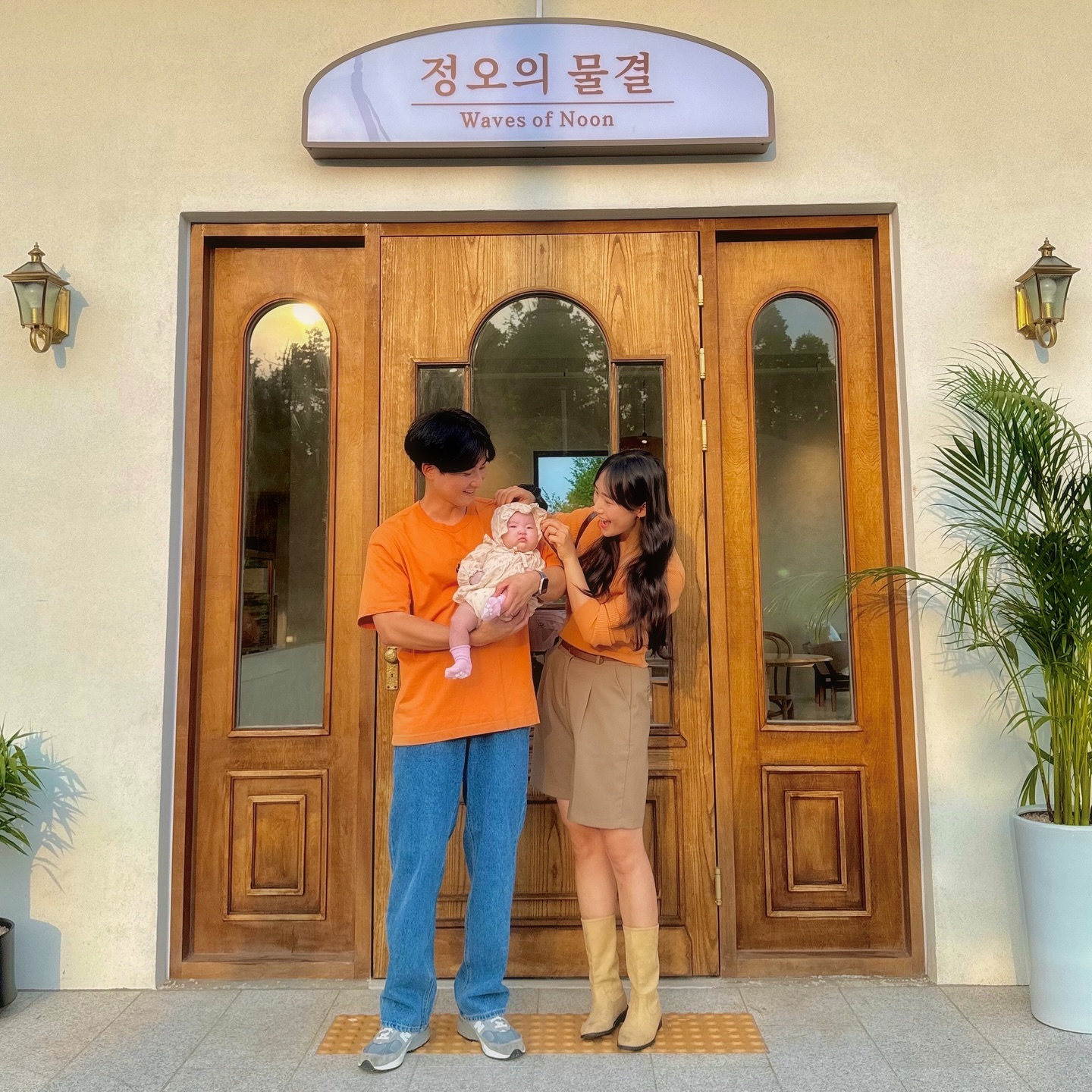 범섬이 한눈에 보이는 유럽 미장 너낌 서귀포 신상 카페☕

공사할때 부터 여긴 딱봐도 예쁜 카페다 ! 하고 
눈 여겨보다가 오픈하자마자 부리나케 달려왔어요ʕ”̮ॽु⋆⁺₊⋆ ♡̷̷̷ 
유럽 미장 st 입구부터 너무 취저여서 들어가기 전부터 설렘가득 ...✨ 
실내는 진짜 말모 그냥 예쁘고 ◡̈ ༘ *
카페 앞은 바다 뷰 🌊 뒤는 귤밭🍊 뷰 🫧라 포토존도 가득 -! 

야외 +옥상은 애견동반도 가능하고 카페 한 곳 한 곳 다 너무 예뻐서 
요기는 날이 더 시원해지면 또  오기루 ... 🖤 

☕ 정오의 물결 🌊
📍제주 서귀포시 법환동로 38 1층 정오의 물결
⏰ 11:30- 20:00 ( 수요일 휴무 )
🐶 애견동반 (야외 옥상 ) 🩵

#정오의물결 #제주가족 #제주부부 #서귀포신상카페 #서귀포카페추천