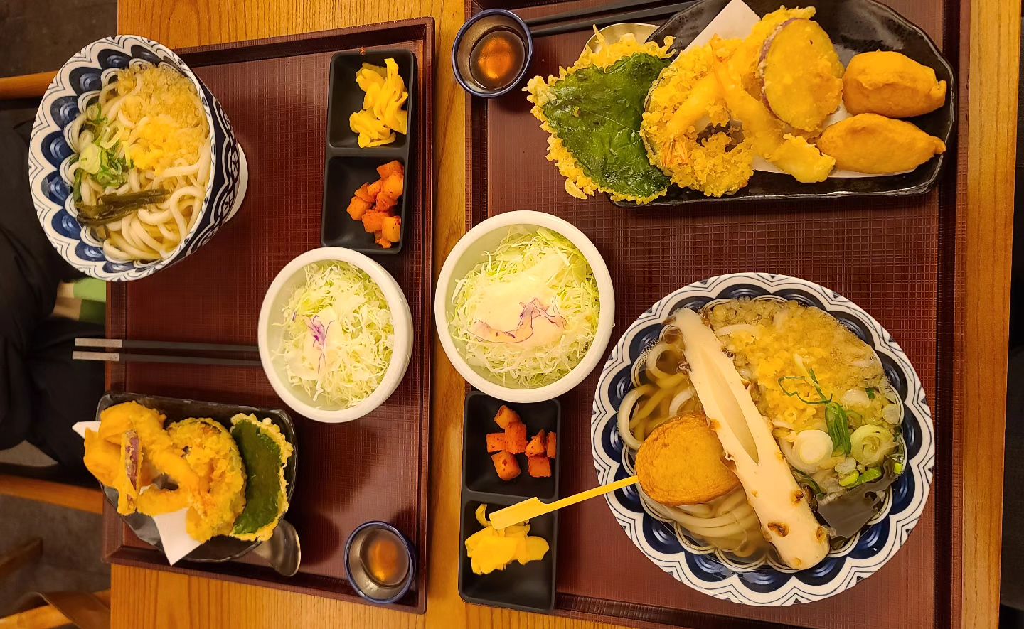 #코시 #우동맛집 #카케우동정식 #어묵우동정식

지난주에 친구네 회사 근처 ㅋㅋㅋ
우동 맛집이 있데서 오랫만에 꽤 먼거리(?) 나들이 댕겨왔습니당 ㅋㅋ

우동면 안 좋아하는 친구가 먹고 반했다길래 쓰윽 댕겨왔죠 ㅎㅎ
면이 직접 만드는 건지 쫄깃하고  맛있었어요😍😍

욕심 부려서 둘 다 정식먹었눈데 양이 많아서 살짝 남겨서 
남긴 거 다 먹고 왔어야하는데 ㅠㅠ 급 생각나네요🤤🤤

요새 위가 많이 줄어서 아쉽네요 
요런 맛집껀 바닥까지 싹싹 다 먹어줘야하는데

소화가 잘 안되서 과식을 못하는 ㄷㄷ
(특히 추워져서 더 ㅠㅠ)
급 늙어가는 슬픔을 느끼고 있습니다🤣🤣🤣🤣

또륵 🥲

옆 테이블보니까 돈까스류도 엄청 맛있겠던데 
담엔 돈까스랑 우동 요렇게 먹어야겠어요 

늘 새로운 맛집 발견은 즐겁네용
여기도 삼이용맛집리스트에 적어놔야겠다며 ㅎㅎㅎㅎ

은근  도곡동에 맛집들 아직 실패가 없어서 넘 좋아용 ㅋㅋ

담엔 이사를 그 근처로 가야겠다며 ㅎㅎㅎㅎㅎㅎㅎㅎㅎㅎㅎㅎㅎㅎㅎㅎ 잠깐 생각만해봤네요 ㅎㅎㅎㅎㅎㅎㅎㅎㅎㅎㅎㅎㅎㅎㅎㅎ

크 요새 넘 춥네요 
울 인님들 감기 조심하세요 ㄷㄷ

#먹스타그램 #매봉역맛집 #도곡동맛집 #오늘아님주의 #foodie #foodstargram #foodpics  #가락국수 #우동 #먹고죽은귀신이땟깔도좋다 #일상그램