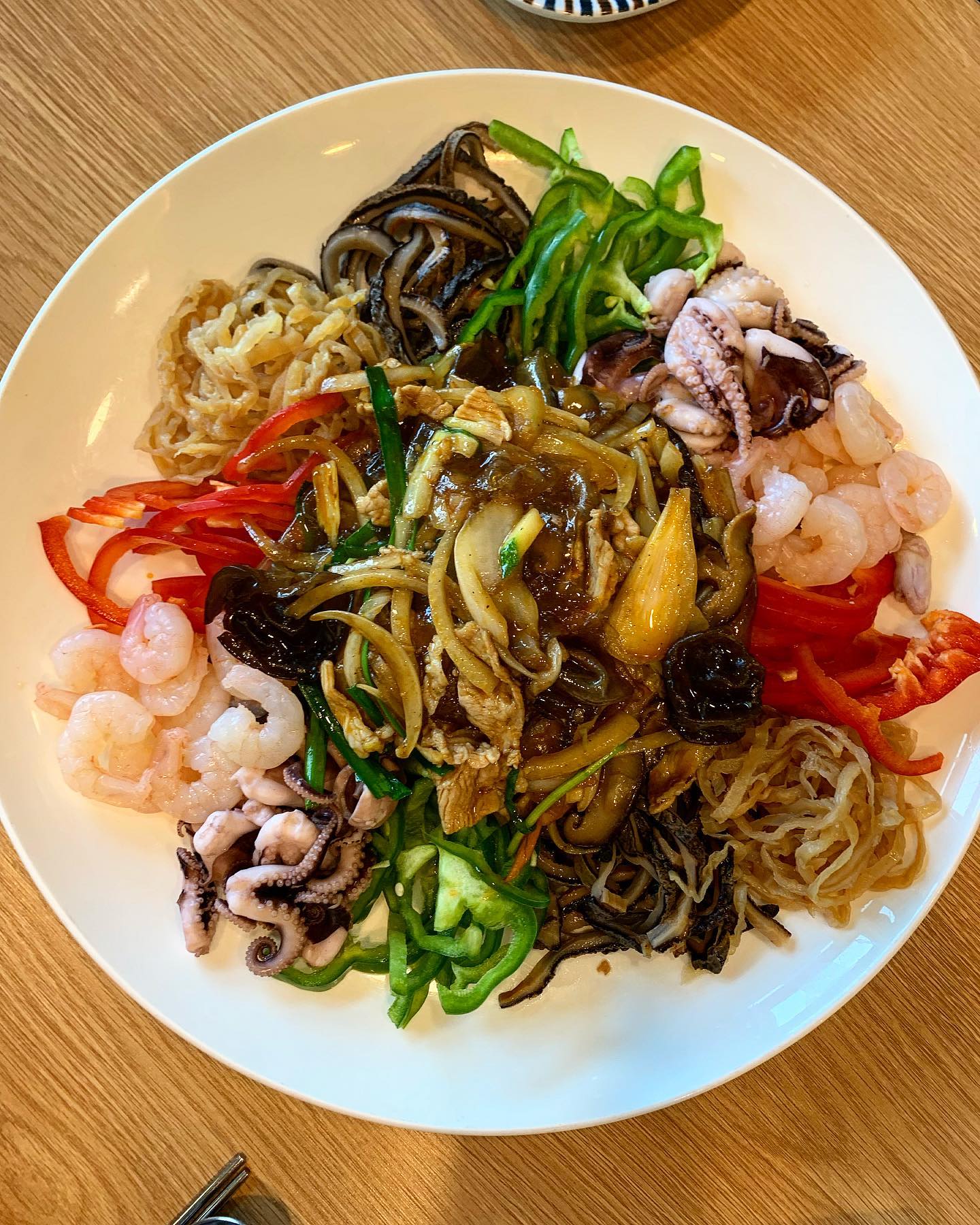 #대구 #달성맛집 #오늘은짬뽕땡기는날 

중식이 평소에 땡기진 않지만 먹으면 잘 들어가는 신기한,,
중식 중엔 역시 꿔바로우가 최고다🐷
요기 짜장면두 맛있다!!

여긴 짬뽕이 짱 매우니까 맵찔이들은 조심하세요옹

룸 많아서 가족단위나 회식하러 가기에 최적의 장소!
24시간에 주차장도 짱짱 크다🚘🚘