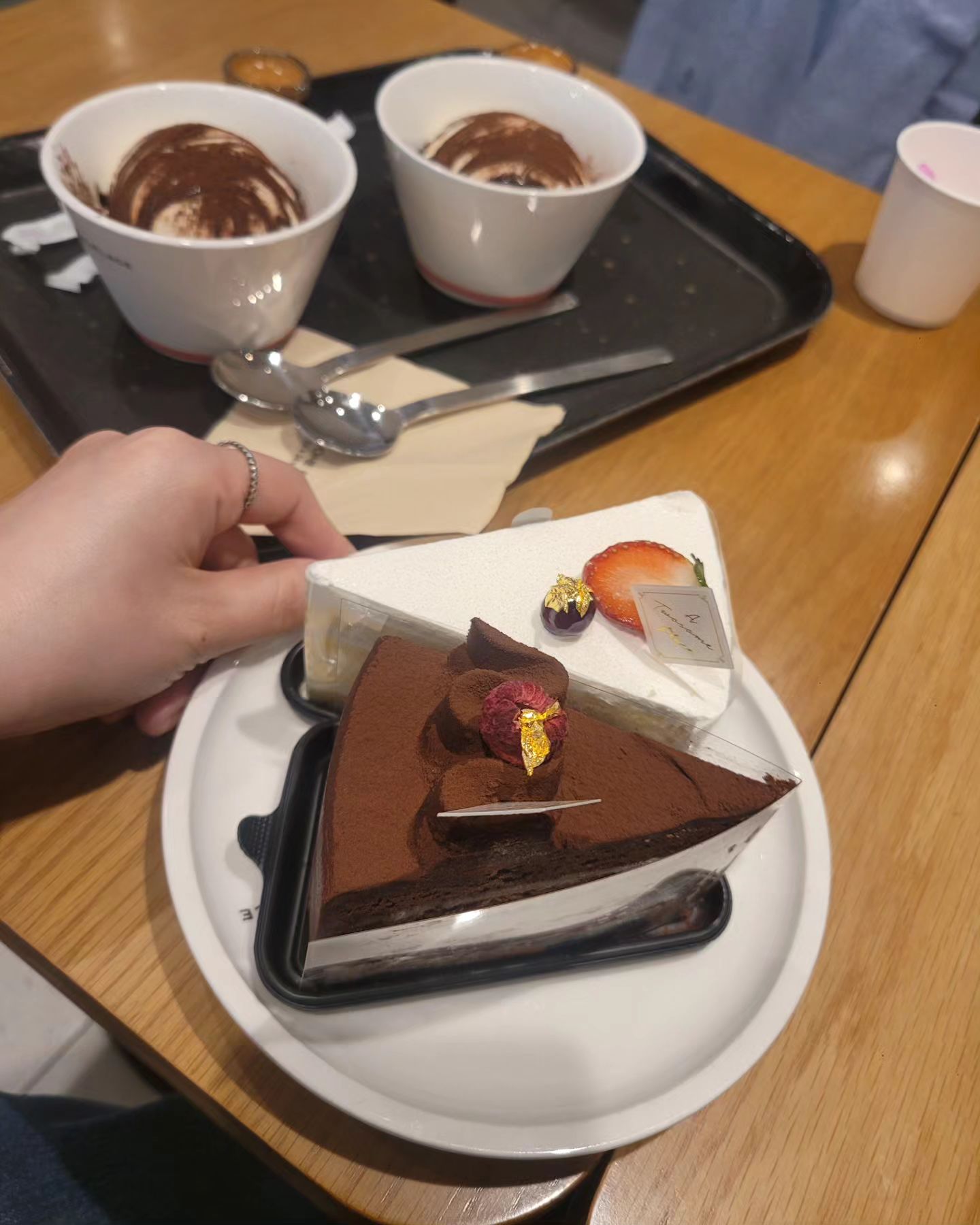 #10월모임_모꼬지
#먹는재미#편백집#투썸100년만
#아포가토#더치커피
#갸또쇼콜라케잌

원스톱..장까지봐버리는 아줌마들 돈쓰는 플렉스
시간이 생겼으니 짬내서 노브랜드에서 구경하구요.
바로 올라가서 편백찜과 월람쌈잔치하구요.
1층으로 내려와서 한잔쓱 마시는중.

각자 얘기하구요. 서로하는 얘기는 안듣구요.ㅋ
엔씨쇼핑까지하고요. 꼭 머하나씩 사구요.

집에오는길에 노래방 뛴여자처럼..기빨리구요.

힐링까지 어캐가서 안마때리구..
밥하고 뻗는.. 바쁜하루되시겠네..

아..그와중에 막걸리축제때.. 당첨된여자..
김사장이 케잌쏴버림..
덕분에 갸또먹었다..ㅋㅋ
투썸의 꽃이지.. 더치와 함께 내가 다 먹었는데..
다들 소식하나봄..ㅋㅋㅋ

자꾸 당첨되고 좋겠어..
축하. 김사장~~~~~
나는 알바생이여~~~곧 쏠날이오겠지..ㅋㅋ
나는 떡 쏘고싶은여자..