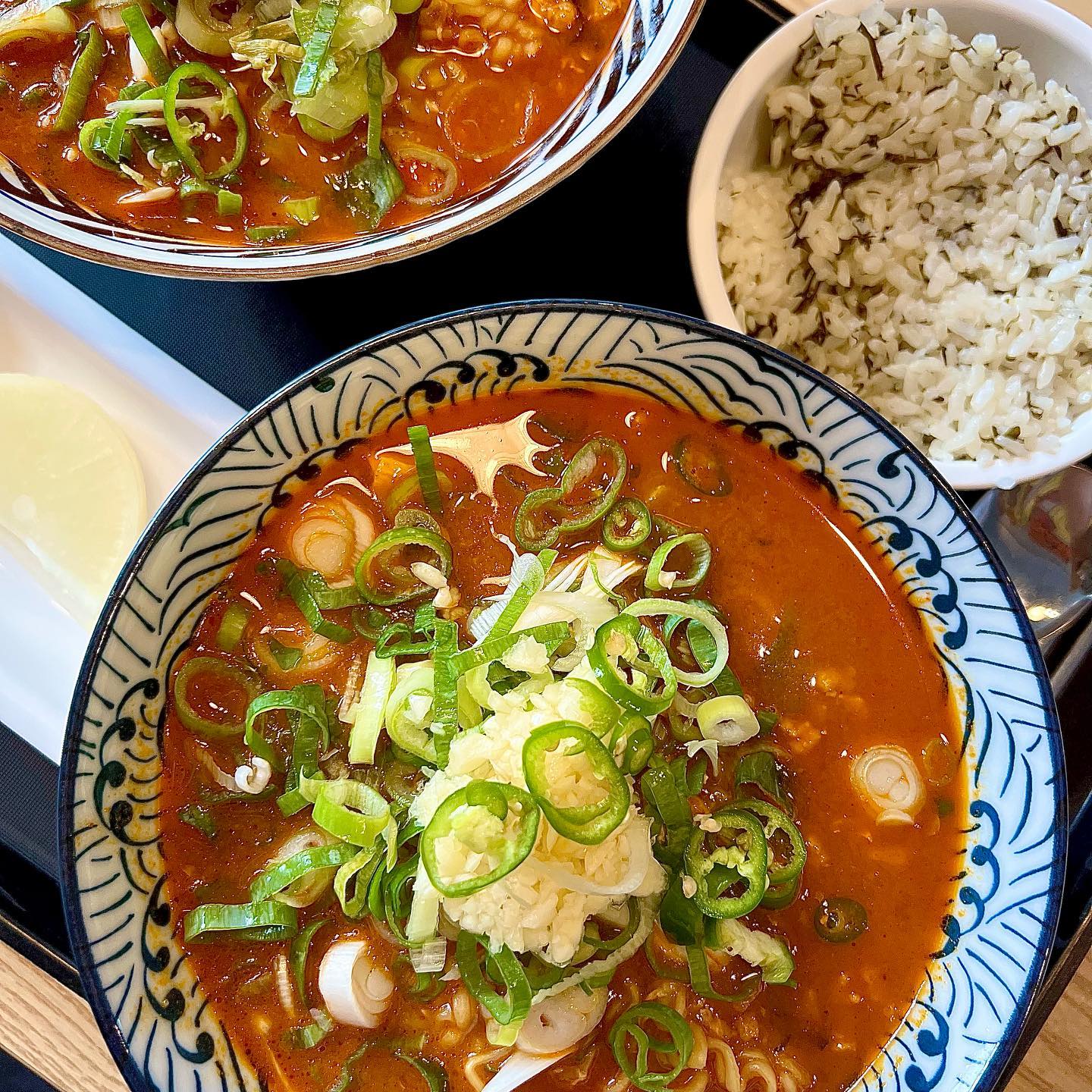 🍽️

제주여행3일차🍊

다른거 먹으려고 찾아놨었는데
우연히 보게 된 똣똣라면
보자마자 오 이거 먹어야겠다 하고 바로 예약하고 준비완료
속이 안좋아서 그런지 얼큰한거 매운거 땡겼는데
오랜만에 내 맵기에 만족하는 맛을 만났다
오빠는 땀을 뻘뻘 흘리면서 맛있다고 한그릇 뚝딱
기대한만큼은 아니어도 맛있었던 곳

#제주여행 #똣똣라면