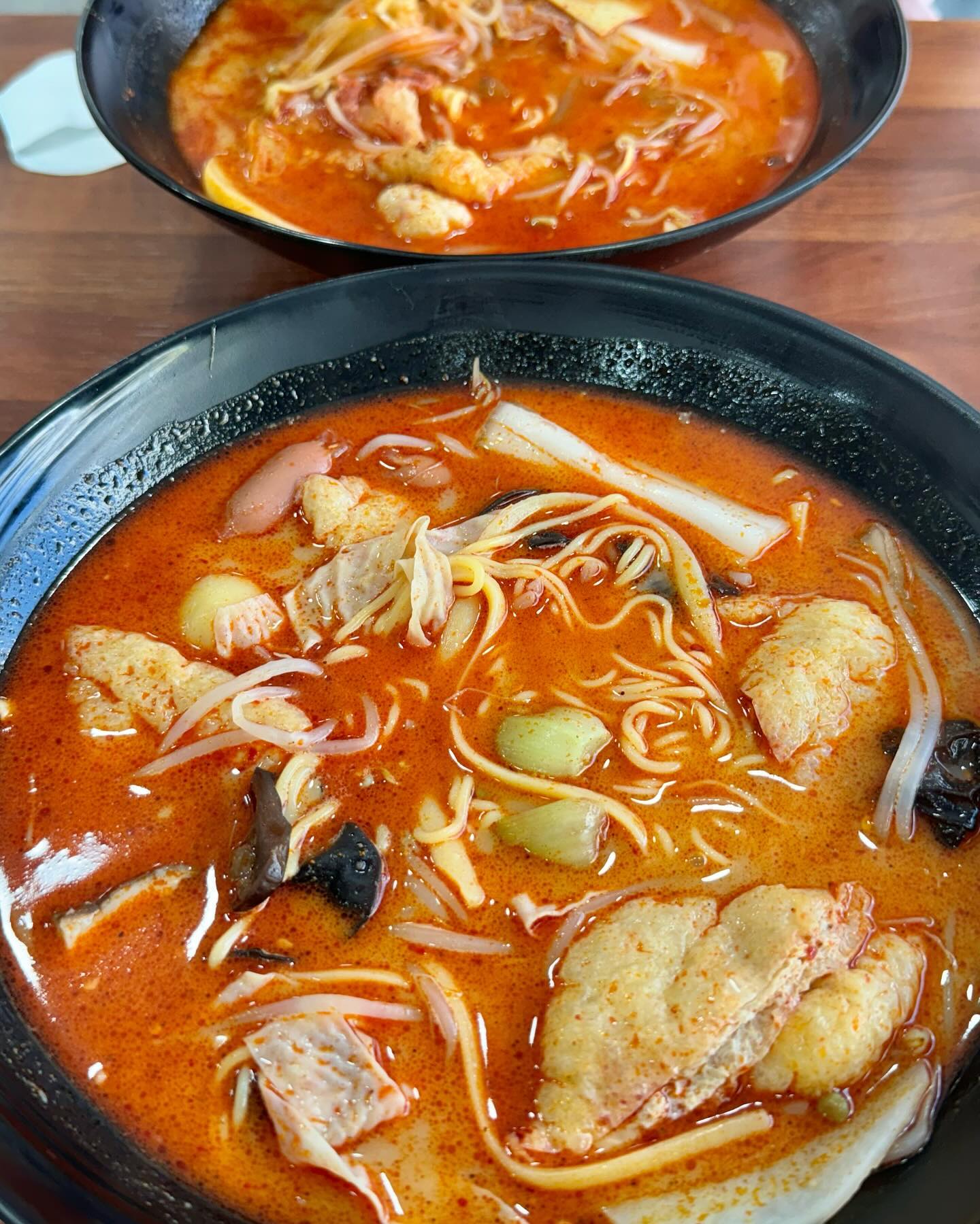 천안 신부동 마라탕 맛집 :: 인생훠궈앤마라탕
-
다양한 재료와 소스 그리고 친절한 사장님이 반겨주시는 곳이 특징한 훠궈•마라탕 가게! 

마라탕과 꿔바로우 주문해서 먹었지요 :) 

마라탕은 땅콩소스 맛이 거의 나지 않아 깔끔한 국물이 특징이었어요! 또한, 떡 재료들이 매우매우 맛있었어요💗

꿔바로우는 마치 간장치킨같은 느낌으로, 맥주와 함께 해도 너무 좋을 것 같더라고요🤩