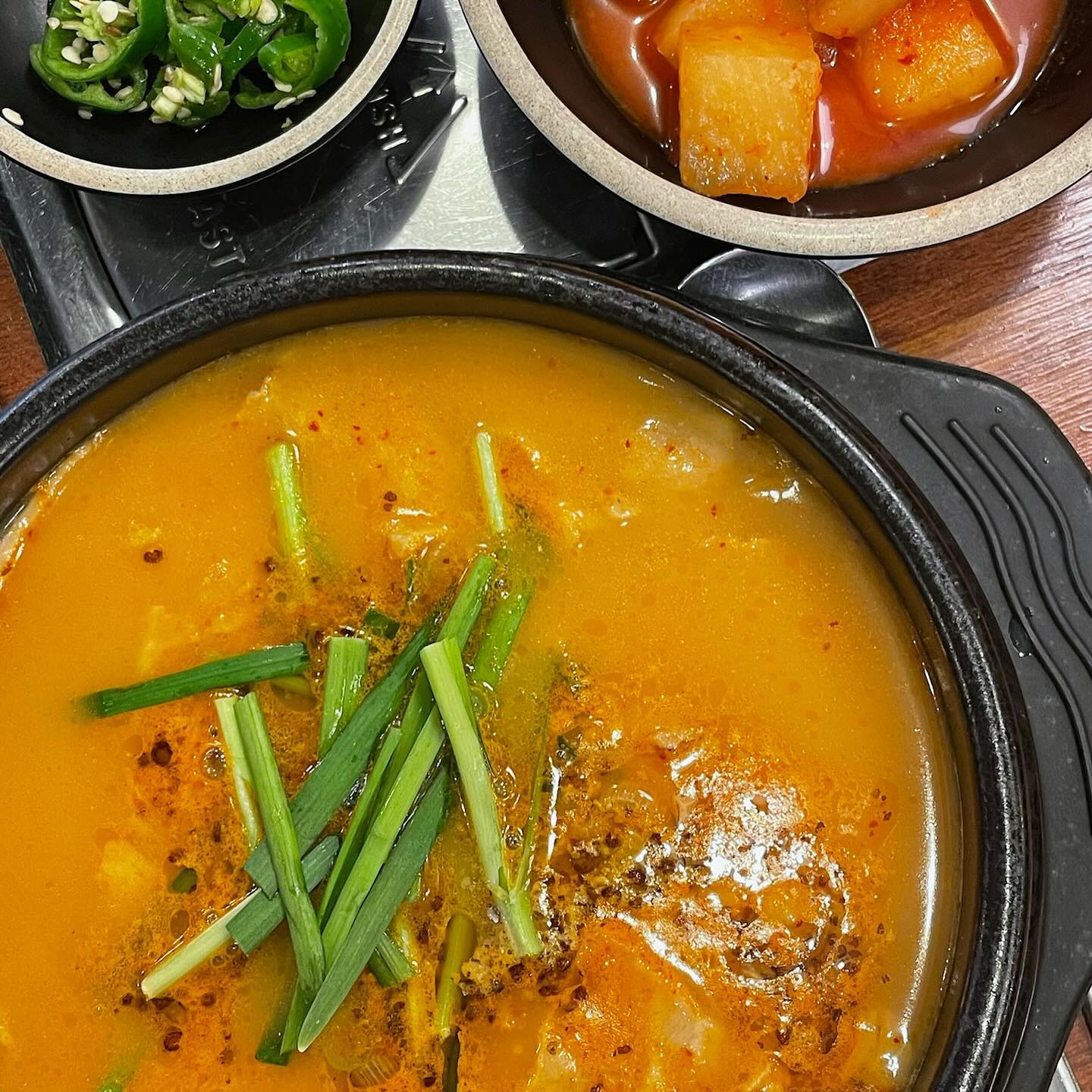 [58번째 식탁] 보승회관 노원역점
: 추운 날씨엔 마 뜨끈한 국밥 아이겠나

노원역에 위치한 #보승회관 에 다녀왔습니다 🥘🥘

=menu=
순대 항정수육 정식 15,000원
얼큰 수육국밥 11,000원
========

추운 겨울날 따뜻한 음식을 떠올린다면 대표적인 음식 중 하나가 바로 국밥일겁니다.😍

여기는 노원역에 위치한 프랜차이즈 국밥집 보승회관 입니다.

제 짝꿍이 가끔씩 가는 곳인데 맛있다 해서 찾아가 보았습니다.

매장 내부는 넓은 편에 1인석도 따로 마련되어 좋아보였어요

저희는 조금의 순대와 수육이 국밥과 같이 나오는 정식 하나와 얼큰항정국밥을 시켰어요 정식의 국밥은 순대국밥으로 시켰습니다.

기본 찬으로 부추와 김치, 깍두기가 나오구요 먼저 정식의 순대와 수육이 나왔어요

수육은 차갑게 나오며 같이 나오는 새우젓이나 김치와 같이 먹으니 좋더라구요 순대도 맛있었구요 술 안주로도 어울릴거 같았습니다🤤🤤

국밥은 말해 모해 뜨끈허이 속이 뜨끈해지면서 밥 말아 먹으니 밥이 술술 넘어가더라구요‼️

추운 겨울날 국밥이 땡기신다면 여기서 뜨끈하고 든든하게 배 채우시는거 어떠신가요⁉️

별점 8/10
=================================
🚘 서울 노원구 상계로 75
⏰  매일 연중무휴
 - 수10시오픈 후 24시간운영(화요일만 22시까지운영)

#맛있다그램#오늘뭐먹지#노원구맛집#노원맛집#맛집#노원역#국밥#노원역국밥#노원역맛집#데이트일기#맛집탐방#데이트코스#연애일기#데이트#데이트맛집#yummy#foodpics#foodporn #맛집추천#맛집스타그램#먹스타그램#먹스타#먹스타맞팔#맛집탐방#맛집투어#맛집#먹팔#먹맞팔#먹팔환영#먹팔해요