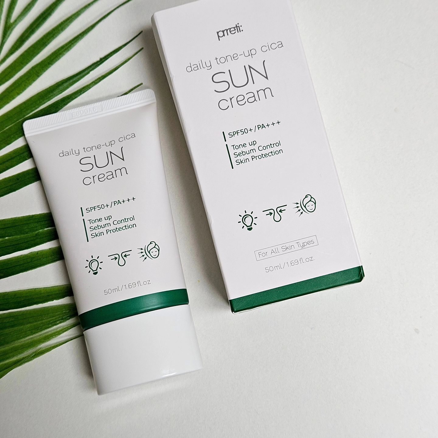 🌿
프레티 데일리 톤업 시카 선크림 

여름휴가, 여름휴가템으로 
내 피부를 사수하려면 선크림 필수

시카 성분을 함유한 순한 선크림으로
베이지색 톤의 로션같은 제형
부드러운 발림성과 산뜻한 마무리
자연스러운 톤업 효과가 있어
데일리로 사용하기 좋아요~~

유분기 특허 성분을 함유하여
선크림 지속력은 오래가고 
겉부터 속까지 채워주는 
3중 히알루론산이 함유되어있어
겉보습, 지속력, 속보습 up!! 

핵심주요성분인 #병풀추출물 #시카성분 
들어가있어 민감한 피부도 효과적으로
자외선차단 할수있어요 :)
#가격도_착해👏
-

-
#일상 #뷰티 #뷰스타 #뷰스타그램
#선크림 #썬크림추천 #여름휴가 #여름템
#여름필수템 #휴가지여행필수 #여행 
#소통 #소통좋아요 #소통해요