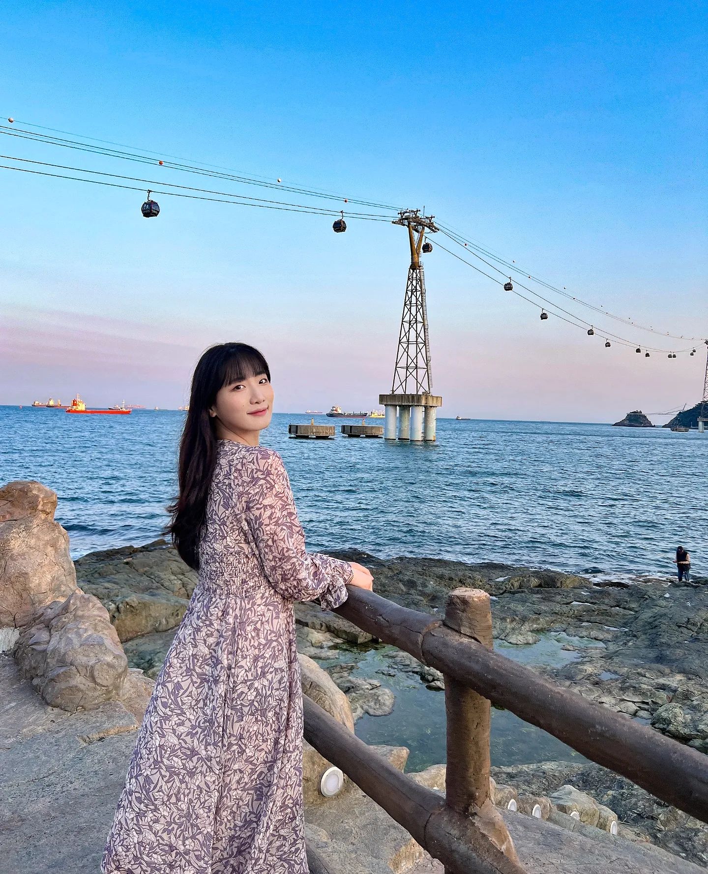 아직은 살짝 쌀쌀했던
노을진 송도는 아름다웠다💙

재복을 불러준다는 꺼북이와
테트라포트 위에서 식빵 굽던 냥이🐈
역시 탕수육은 부먹이얏😏

대학교 추억으로 찾아간 치킨집은
대실망이었지만 밤산책&마트털이
과자파뤼 피날레로 알차게 마무리🤸‍♀️

화창할때 많이 돌아 다니길 잘했군
올해 장마는 언제 끝나려나☔