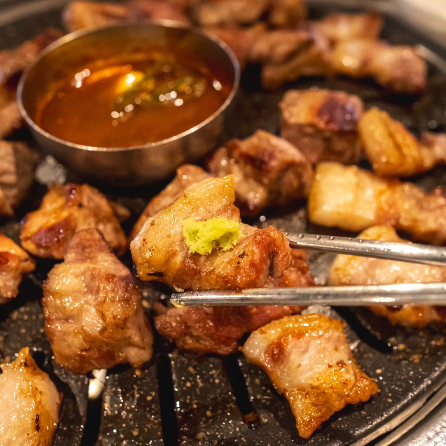 #애월맛집 #고이정

고기 덕후분들 모여라~~!!!

제주 애월에 위치한 흑돼지보리짚불구이 맛집

새롭게 리모델링해서 가게도 너무 깔끔하고

고기도 다 구워주시니 번거롭지않게 

맛난고기 쏙쏙 하나씩 집어먹음 육즙폭발 꿀맛🤭

맬젓 찍어 한입 와사비 올려 한입 

술도 함께 술술 넘어간다는요!💘💘💖

김치찌개도 너무 맛있고 비주얼 갑 냉면도 찐맛나요!😊

제주 애월 맛집 찾으신다면 어서 고고요~~~^^

.
➡️고이정 애월흑돼지 보리짚불구이

주소: 제주 제주시 애월읍 애월로6 
영업시간: 11:00시~24:00시
전화번호: 0507-1350-0401

.

#애월흑돼지맛집 #제주흑돼지맛집 #곽지해수욕장맛집 #제주서쪽맛집 #제주애월흑돼지맛집 #애월해안도로맛집