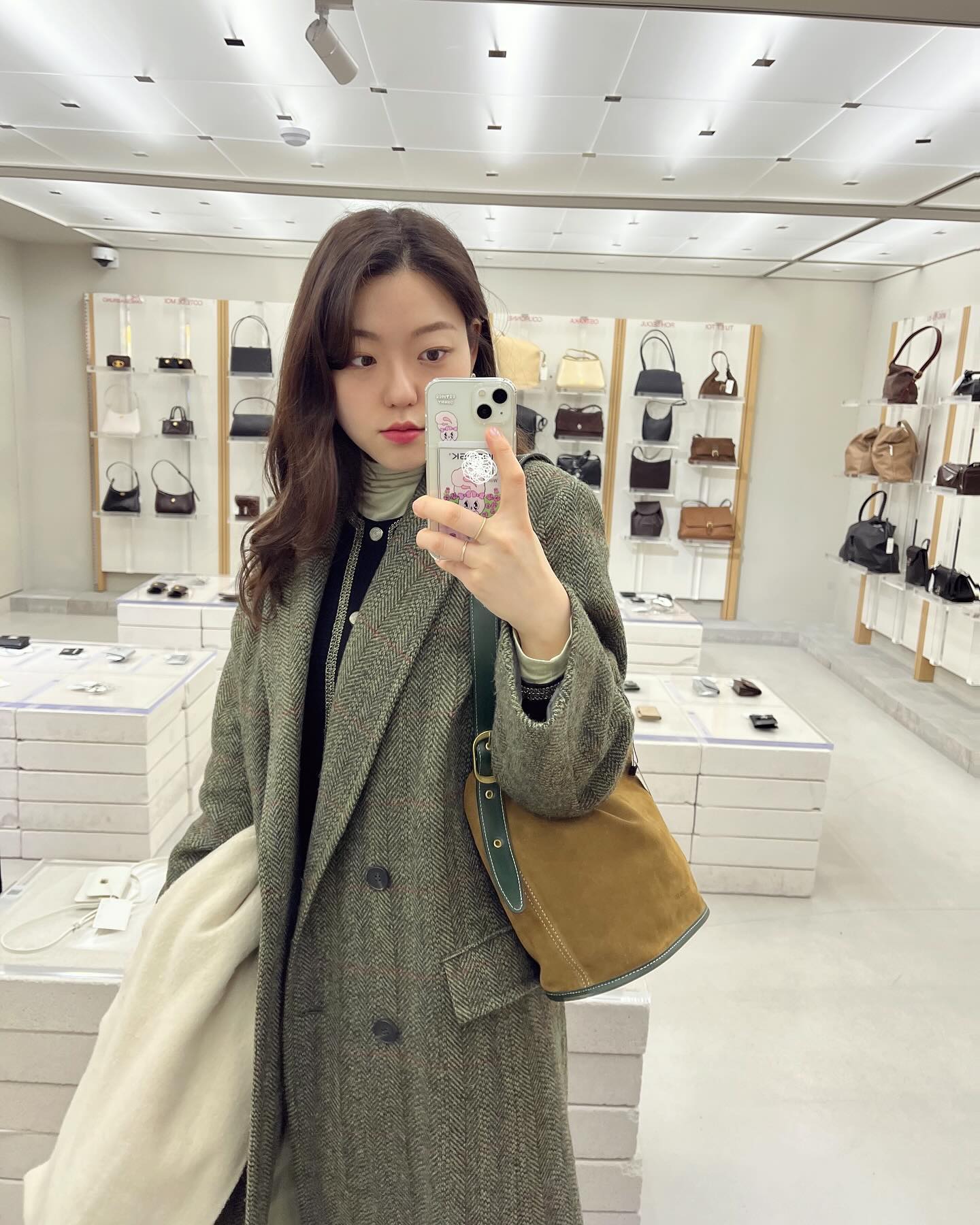 #이구성수 나들이 중 발견한
내 맘에쏙드는가방👜

👀첨보는 브랜든데 넘 취저잖아✨
mastuvu_official 
요고 잘어울리나요...? 

💁‍♀️샀게요 안샀게요>.<?
feat. 정수리샷❤️

-
#마뛰비 #성수편집샵 #29cm성수 #성수동핫플레이스 #성수혼밥 #엠마아웃핏