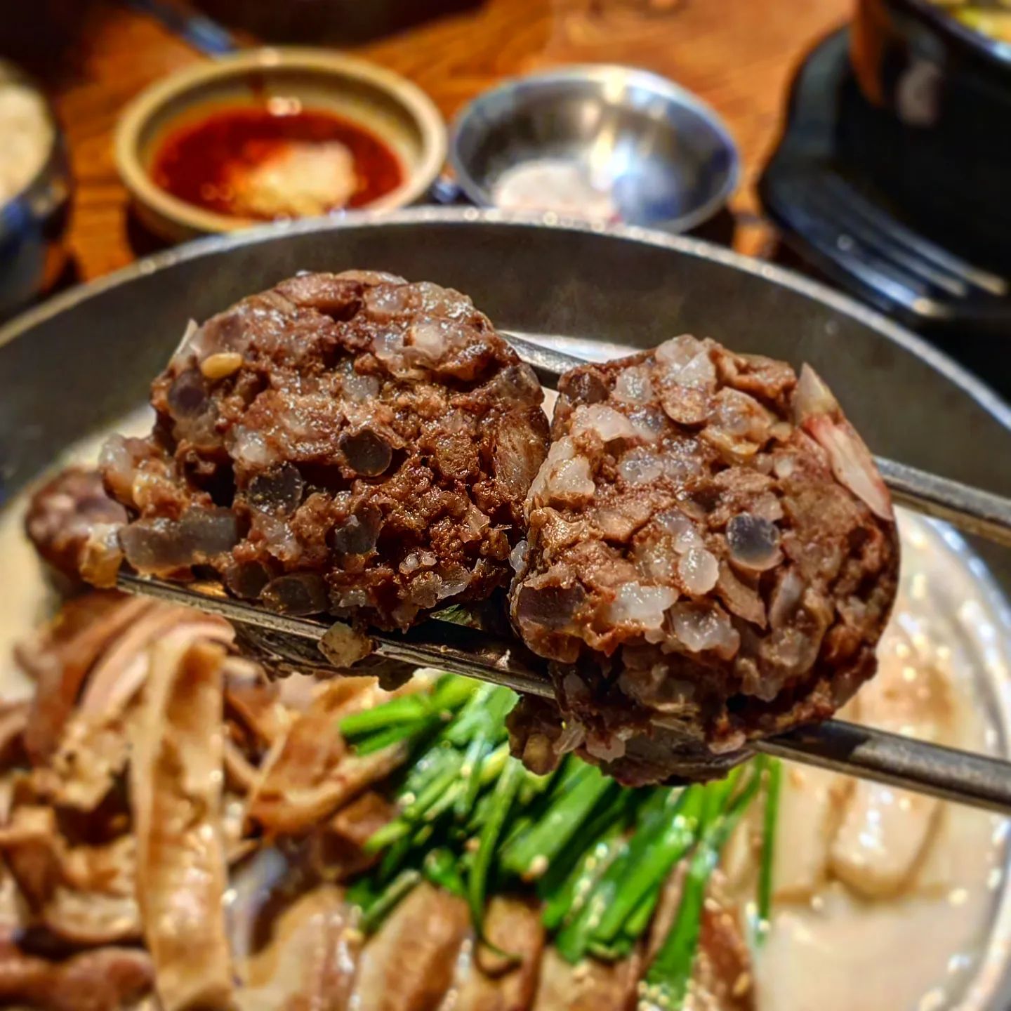 줄서서 먹는 시청역 순대국 맛집 '담원순대국 시청본점'

순대국을 좋아하는 제가 리얼로 인정하는 순대국집이에요!
평일 저녁에도 손님들로 바글바글하고 이미 방송도 여러번 탄 진또배기 맛집💕

◽️순대국 10000원
◽️뼈해장국 10000원
◽️수육 20000원

순대국에는 다대기가 이미 들어가 있어서 먹어보고 취향에 맞게 양념을 추가하면 되는데
사장님 추천은 다진마늘🧄을 한스푼 넣어먹는거에요😃 그러면 국물에 깊은 맛도 진해지고 
감칠맛이 배가 된답니다 ❣️

순대 소가 실하고 육수가 돼지🐷와 소사골🐂을 우린 육수여서 감칠맛이 남달라요
같이 시킨 뼈해장국도 살코기가 실하게 붙어있고 야들야들해서 순식간에 호로록 해버렸답니다😍

함께 주문한 수육은 특이하게 육수를 부어 끓여먹는 식이었는데 수육에서 돼지냄새는 전혀
나지 않고 수육 특유의 고소함만이 남아 정말 인상깊었습니다👍

순대국은 꼭 담원순대국 시청본점에서 드셔보시길 추천드립니다! 후회안하실 거에요! 

📍10:00~22:00
📍주말공휴일 휴무
📍중구 세종대로9길 52

#협찬 #순대국 #뼈해장국 #순대 #해장국 #순대국맛집 #서울시청맛집 #시청역순대국 #서울남대문맛집