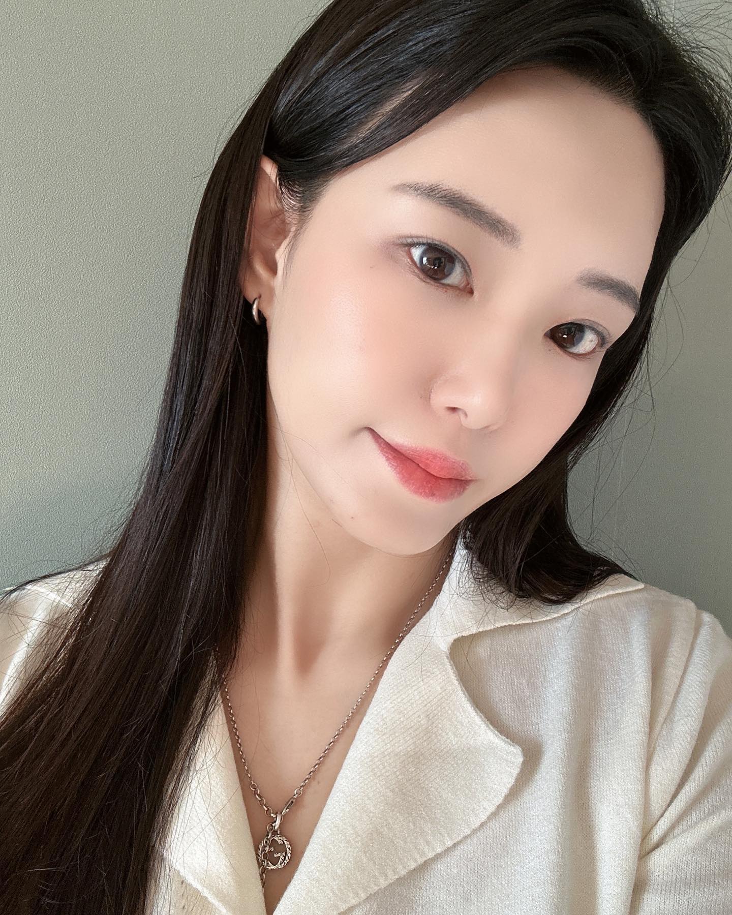 .
내게 필요한 것들은 반드시 온다. 
만 약 오지 않는다면 내게 오지 않아도 
상관없는 것들이다
🩶
내 사람들 내년엔 더 행복하고
더 자주 만나요 
#끄덕끄덕 
#happynewyear