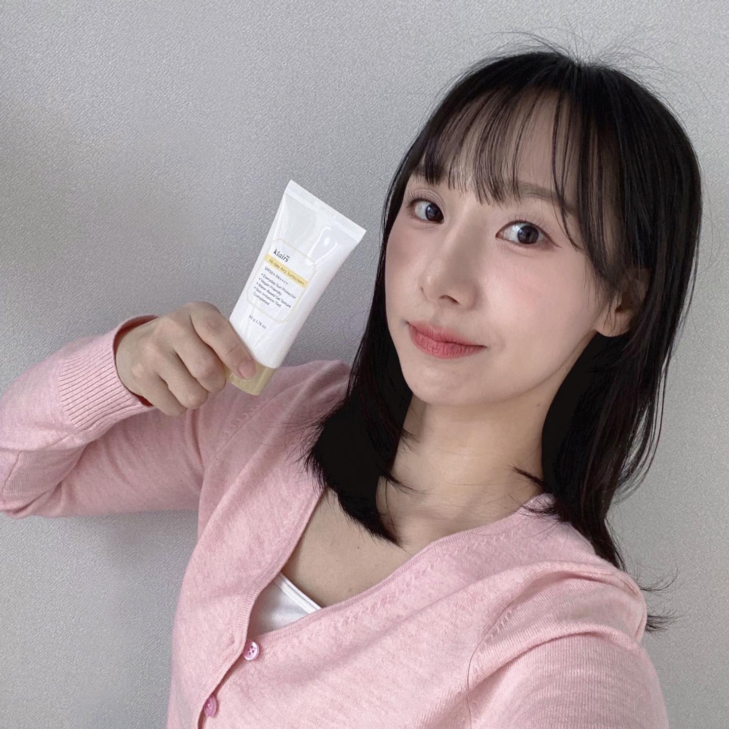☀️☀️☀️
가볍게 마무리돼서 데일리 선크림으로 쓰기 좋아요 ☀️ 
선크림 잘못 바르면 하얗게 뜨거나 화장이 밀려서 고르기 어려웠는데 클레어스 선크림은 백탁 없는 유기자차 선크림이라 피부색 그대로 착 붙어요!
수분 베이스 제형이라 매일 바르기 편안해요 💧

#제품제공 #클레어스 #올데이에어리선스크린 #선크림
#선크림추천 #올리브영추천템 #klairs #올리브영선크림 #썬크림