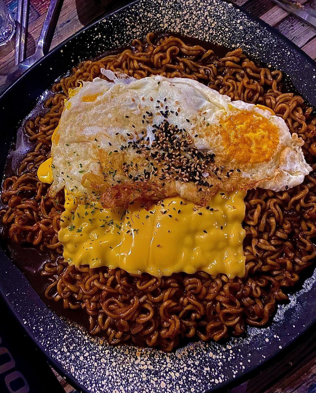 음식에_미치다’s Instagram photo: “#경희회관 #회기맛집 술 마시러 가서 안주 4개 뿌시고 온 썰 푼다🔥 회기 근처에서 술집 찾아보다가 안주가 다 맛있다는 리뷰가 많아서