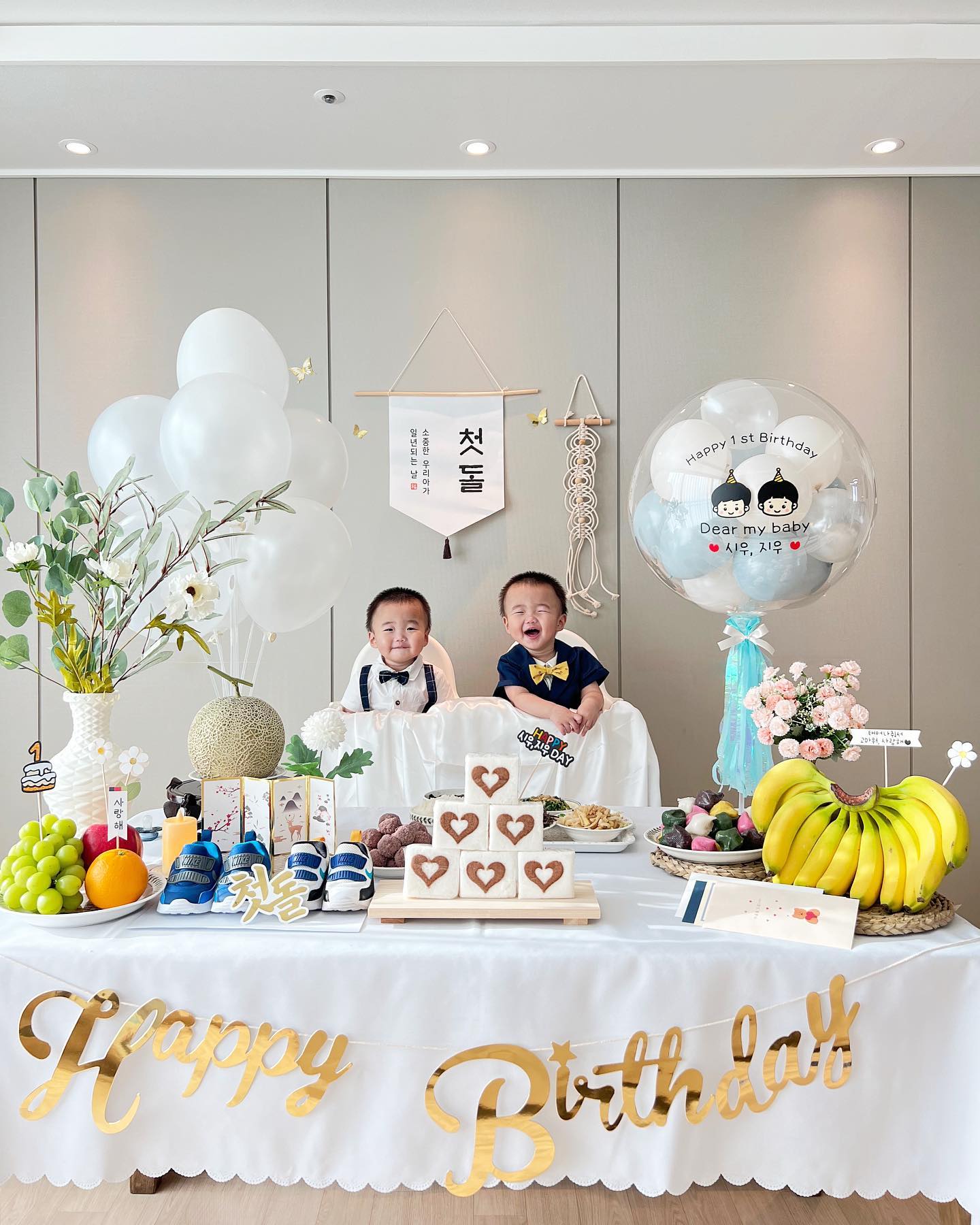 #시우지우👶🏻👶🏻 #첫번째생일🎂 #축하해❤
​
시우 지우가 태어난지 1년을 맞이하는 날🩵
어머님께서 올라오셔서 다 함께 첫 생일상을 차려보았어요✨
​
사랑 듬뿍 할머니표 음식에, 정성 가득한 엄마표 상차림과~
세상에 단 하나뿐인 특별하고 예쁜 풍선으로🎈꾸며보았어요​🙌
​
​우리 둥이들이 벌써, 한 살이라니.. 시간 참 빠르죠⁉️
쑥쑥 건강하게 크느라 수고 많았어 엄마 아빠가 더 잘할게😘😘
​
할머니가 첫찌👦🏻 등원시켜주시고, 시우 지우 낮잠 자는 타임에
엄마 아빠 빛의 속도로 시우 지우  돌상 차리기 미션 스타트✔️
​
햇살 가득, 따뜻한 날씨에 할머니 버프로 일사천리로 끝났어요
빨리 끝낸 듯 했지만 준비에만 2시간이 훌쩍~ 넘은🤣🤣🤣
​
낮잠 자고 일어나 기분이 좋은 시우 지우 먼저 사진 촬영합니다
빵긋 웃는 순간 찍으려고 3만 장은 찍은듯;; 손가락이 다 아픔💦
​
첫찌 하원시간에 맞춰 데리러 갔다 와서 다 같이 사진촬영 한번 더
오늘의 주인공은 시우 지우인데, 우리 첫찌가 더 신났어요🙈🙈
​
텐션업 제대루🔋 업무방해 제대로 하셔서 어린이집 안 보냈으면 어쩔 뻔... 우래기들 다 같이 활짝 웃으면서 훈훈한 마무리🥰🥰
​
태어나줘서 고맙고, 건강하게 자라줘서 고마워💕
엄마아빠가 많이많이 사랑해 우리 아들들 👦🏻👶🏻👶🏻

Thank's to la_onhaze 🙆🏻‍♂️💕
​
#시우지우👶🏻👶🏻 #첫번째생일🎂 #셀프돌잔치상 🍌🍉🍇
#돌상꾸미기✨ #아빠는찍사📷💁🏻‍♂️ #여보다음아이폰은🍎 
#1테라로부탁해🙈 #어머니감사합니다🫰#마누라수고했어요​
#모두사랑해요❤️🧡💛💚🩵💙💜 #소통좋아요🙆💭