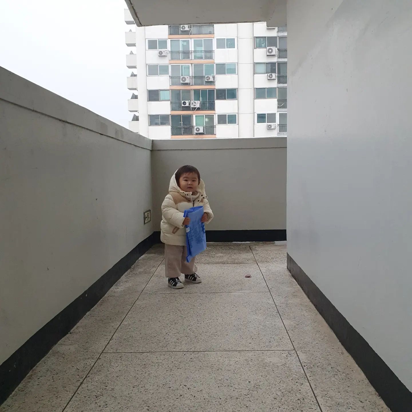 #육아일상 #근황 

우주는 이사도 하고 어린이집도 열심히 다니는 중👶

제법 말도 잘 하고 요구사항도 점점 늘어나는 중 ㅠㅠ 
우유 줘~ 버스~ 엄마 뽀뽀등 여러가지 말을 붙여서 하고 
최대한 스스로 하게 도와주는 중.. 
사실 많이 답답하고 짜증도 나지만 그래도 예쁘니까 괜찮아 ❤️

다음엔 혼자 지퍼올리기 도전!!

#21갤아기 #아기일상 #개구쟁이 #아들래미 #육아맘 #육아소통 #흑호맘 #인스타부활 #언어발달 #몬테소리 #몬테소리육아
