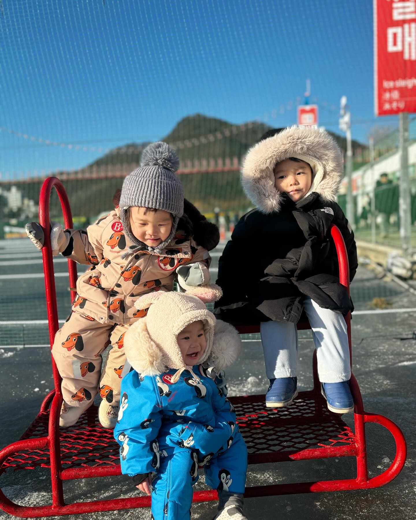 🐟화천 산천어축제 첫 방문🐟
⠀
첫날은 썰매만 타고 오기💕
한시간 넘게 타면서도 집에 안간다는거
핫도그로 꼬셔서 감🤭
⠀
내년에 또와야지😃😃😃😃