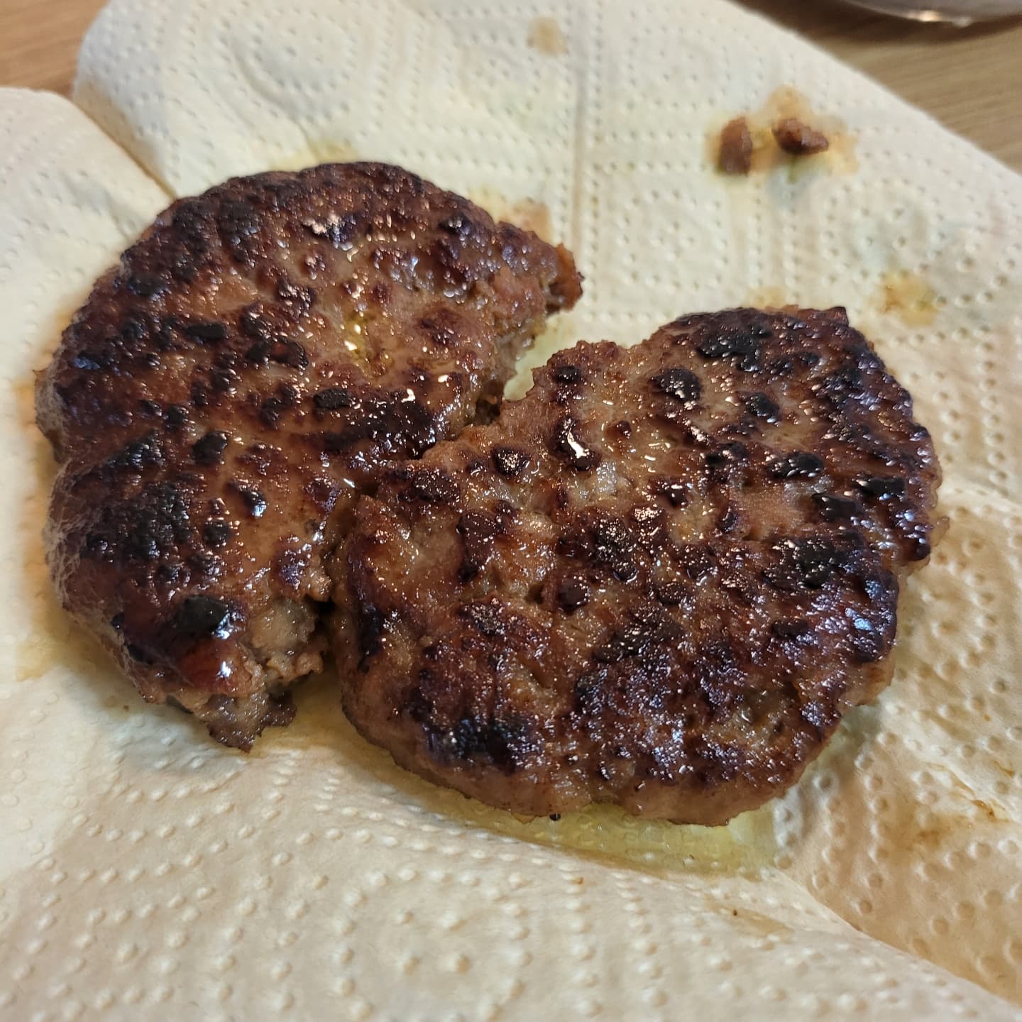 #협찬

어제 점심으로 먹은 된찌에 떡갈비!

포천 고기 장인이 순수 소고기, 
그것도 갈비살로 만들었다는데
간장베이스의 포천이동갈비 전통 양념을 넣어 
감칠 맛에 육즙과 식감까지 bbb

밥에 된찌랑 이것만 있어도 한그릇 뚝딱이고
손바닥만한게 크기도 엄청 커서
한입 가득 베어먹기도 좋당

간도 달달짭짭한게 빵에 샐러드랑 넣고
샌드위치 해먹어도 맛있을듯!!

https://smartstore.naver.com/foodjang1/products/1038073017

#주말점심 #주말반찬 #푸드장 #함박스테이크 #떡갈비 #떡갈비추천 #함박스테이크추천 #저녁메뉴 #저녁메뉴추천 #점심메뉴 #점심메뉴추천 #도시락반찬