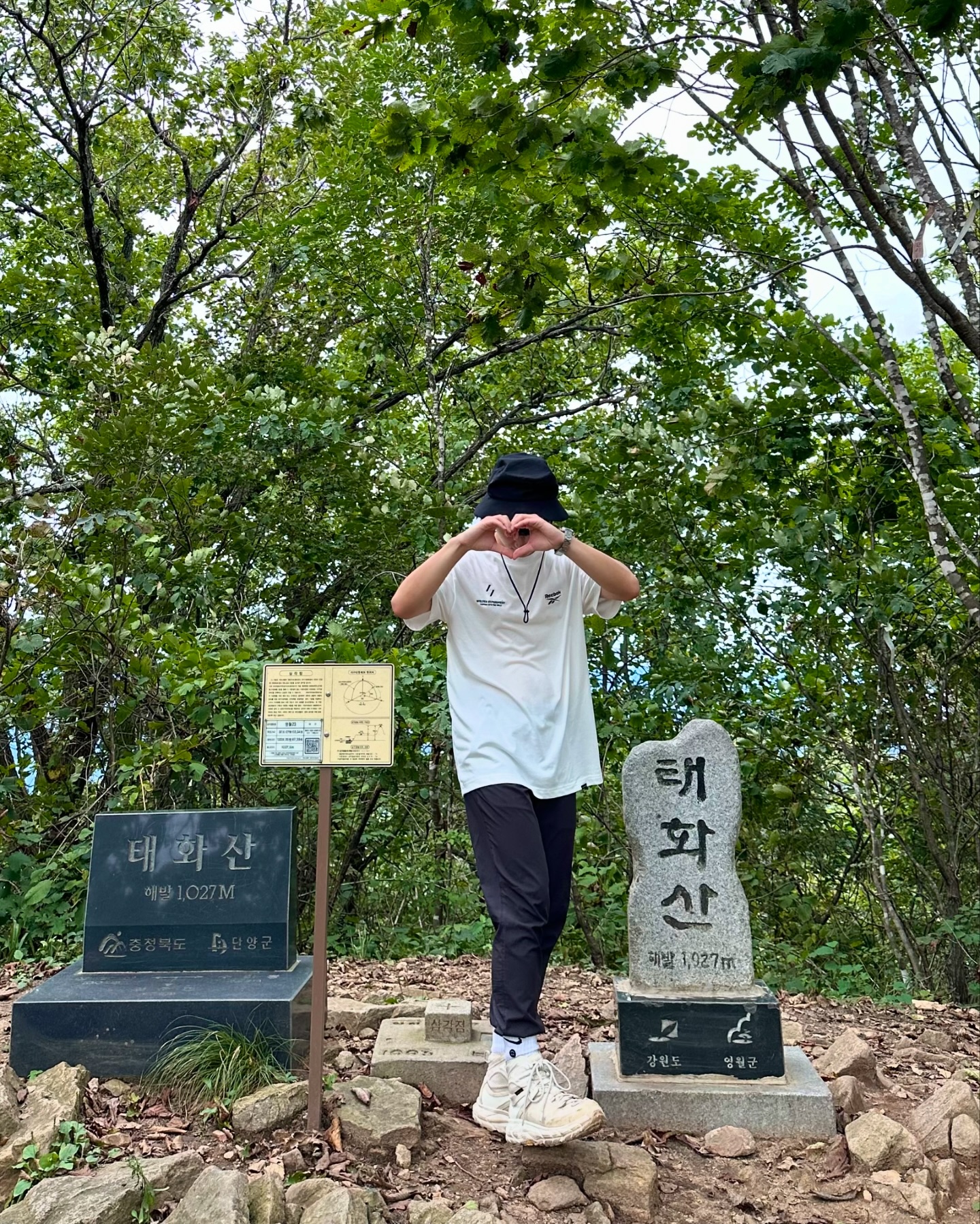 #태화산 

⛰️
오랜만에 100대 명산!

최단 코스로 다녀왔는데, 계속해서 오르막밖에 없었다,,
그나마 마지막에는 능선 길로 되어 있음!

가는 내내 뷰가 아예 없었다,,
하지만 정상에서 먹는 파인애플은 꿀맛이었다🍍

인증용 산행 완료! ㅋㅋ

🦵
무릎 보호대는 잠스트 제품을 착용했다!
요즘 운동하면서 무릎이 정말 중요하다는 것을 매번 느낀다,,
등산 갈 때 무릎 보호대는 필수로 착용하는데, 잠스트 제품이 전체적으로 무릎을 잘 보호해 줘서 벌써 2번째 구매해서 사용하고 있다!
무릎 보호대 중, 가장 마음에 들었던 제품!
모두 무릎 소중히 사용하시고 오래오래 건강한 산행했으면 좋겠습니다!

⛰️
- 코스:  흥교태화산농장 -> 정상 -> 원점회귀
- 시간: 2시간 30분
- 난이도: 중하 ~ 중

#산춘기 #sanchungi #등산 #등산스타그램 #등린이 #산스타그램 #산린이 #hiking #登山 #반달이 #잠스트그램 #등산무릎보호대 #잠스트 #zamst