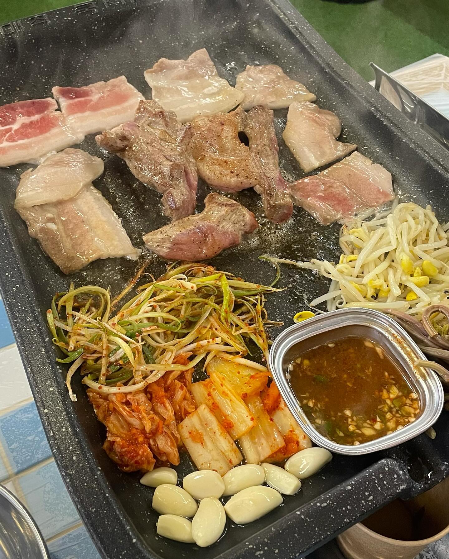 #장미상회 #냉삼맛집  #협찬 

연산동 오방맛길에 위치한 장미상회
냉동삼겹살 뭉티기구이 장미껍딱

포실포실 계란찜은 서비스👍

🔅국대냉삼
가장 맛있는 두께를 찾은 사장님의 자부심
냉삼에서 돼지고기의 고소함과
단맛이 살짝 느껴지는 경험을 할 수 있는 곳

🔅뭉티기 구이
냉삼과는 또 다른 매력을 어필하는 뭉티기
나만 먹기 위해서 몰래 빼놓고 싶은❤️

🔅장미껍딱
사장님이 맛있다고해서 주문했는데
리얼 트루였던 장미껍딱
껍데기 안좋아하는 으르신도 맛나게 먹은 유일무의한 껍데기😍
마법의 콩고물에 콕 찍어먹으면👏👏
콩가루 비법 훔치고 싶어짐ㅋㅋ

🔅열무비빔국수
빼먹으면 섭섭한 탄수화물 열무비빔국수
비빔국수도 어찌나 감칠맛 파티인지,
비빔국수 양념 팔아요... 나 살래..❤️

📍 부산 연제구 고분로31번길 44

#장미상회 #연산동고깃집 #연산동냉삼맛집 #연산역맛집 #연산동고깃집추천 #연산동회식 #연제구맛집 #연제구냉삼 #연산동삼겹살 #연산동삼겹살맛집 #연산동껍데기맛집 #연산역냉삼 #일상 #먹팔소통 #선팔맞팔 #소통환영 #먹팔 #먹팔환영