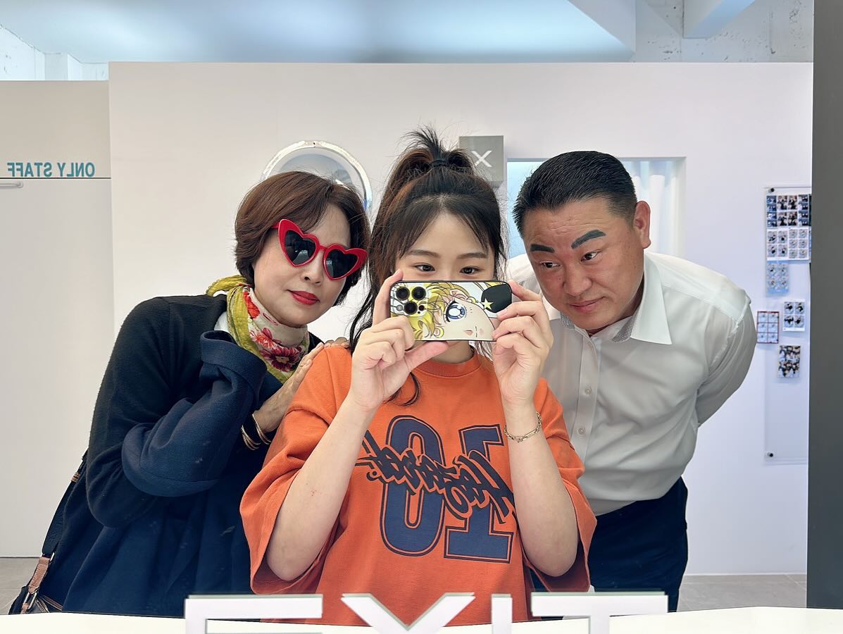 아빠 눈을 왜그렇게 뜨는데???????? #어버이날 #가족 #가족사진