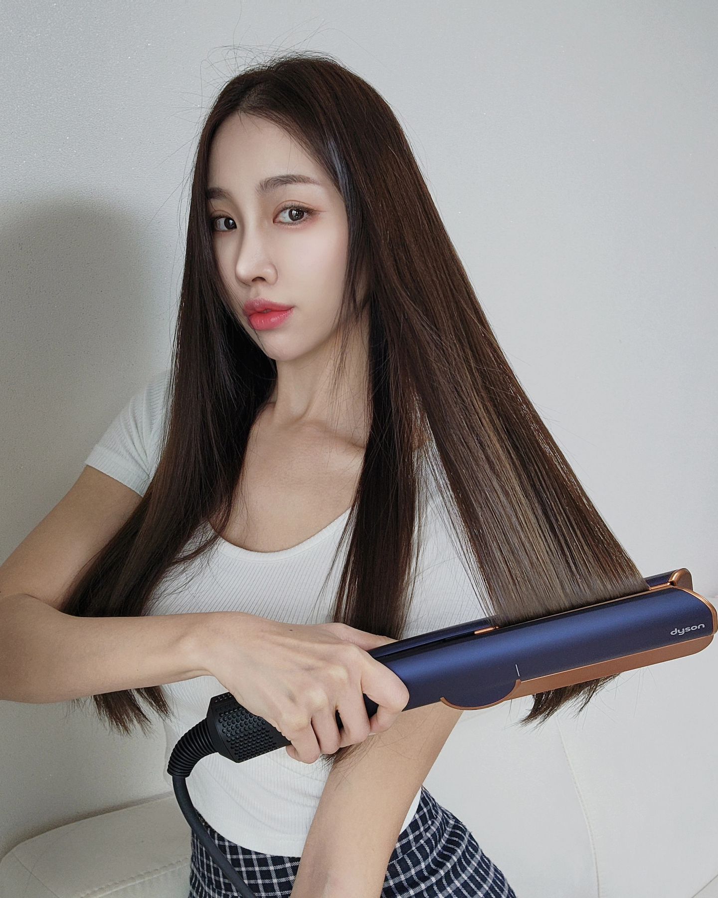 #광고 dyson_kr
젖은 모발 건조와 스트레이트가 동시에 가능한
#다이슨 #에어스트레이트 이거 대박이네요! 🤩
헤어드라이기랑 판고데기 각각 따로 사용할 필요없이
이거 하나면 드라이&스타일링이 함께되니 
아침 준비 시간도 단축되고 너무 편해요~!

젖은 모발에 대고 슥슥 펴 주기만 하면
과도한 열 손상 없이 곱슬기와 잔머리를 차분하게~
지수 헤어스타일처럼 매끄럽고 윤기나는 머릿결로 만들어줍니다. 
생머리 스타일링을 자주하는 저에게는 넘넘 혁신템이에요 👍

#다이슨에어스트레이트 #지수헤어스타일 #헤어스타일링 
#긴머리스타일링 #단발스타일링 #젖은머리스타일링
#매직기 #고데기 #다이슨헤어드라이기 #다이슨헤어드라이어 #판고데기 #긴생머리 #생머리 #긴머리 #블랙핑크지수 #지수 #헤어스타일링 #헤어모델 #헤어스타일