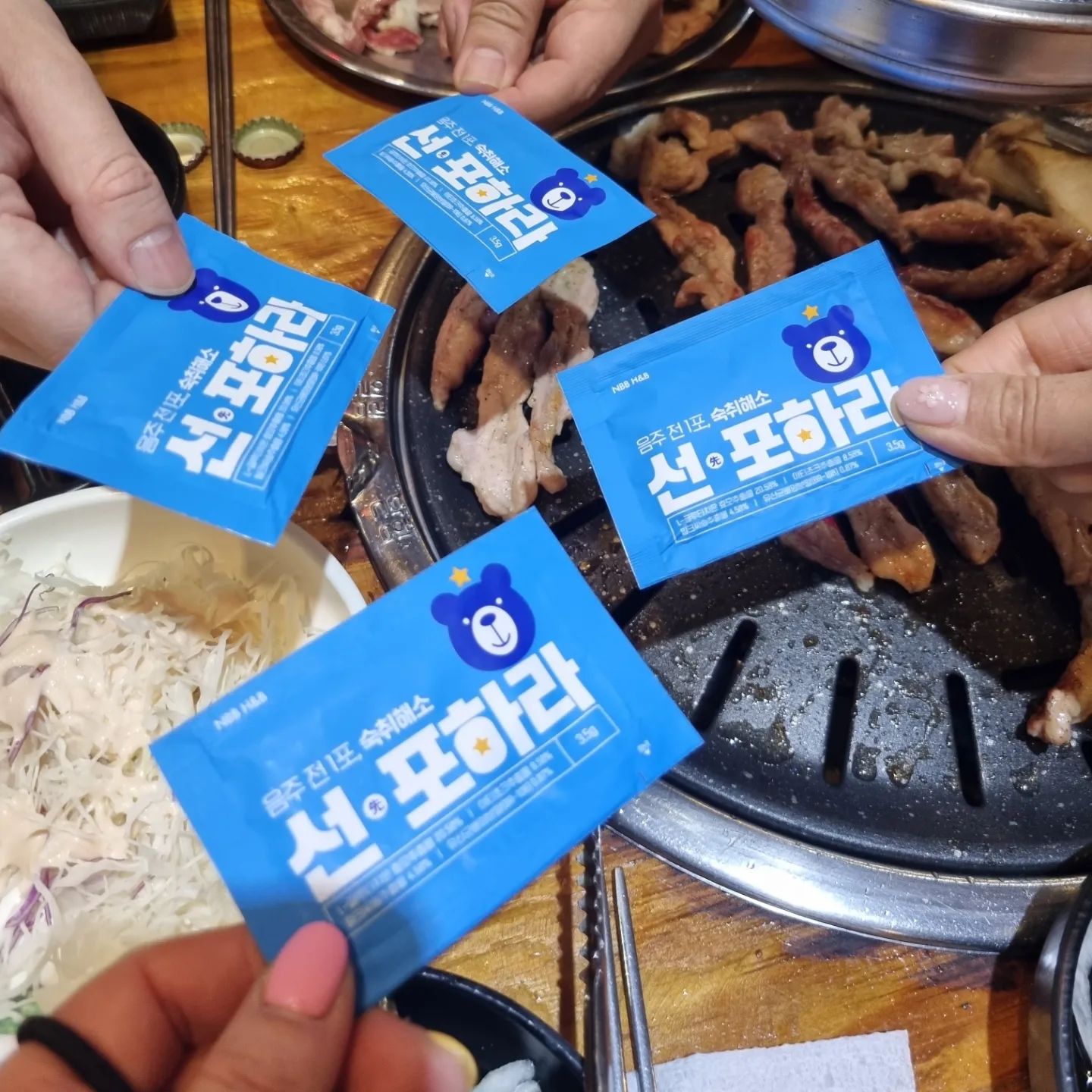 #협찬

술쟁이 신양이 왔어요 👋

나이를 한살 한살 먹을수록 과음한 다음날이 너무 힘들더라구요 숙취없는 그런 사람인데 요즘 숙취란걸 겪다보니 온갖 숙취해소제가 집에 가득 있는데 사실 딱히 이거다 할만큼 효과 좋은 숙취해소제가 없었는데 드디어 찾았어요!!!

와아 대박 효과좋은 선포하라!!
간, 위,장 그리고활력까지 챙긴 올인원 숙취해소제!!

음주 30분전 충분한 물과 함께 섭취!
과음시 자기전 한포 더 먹어주니 담날 숙취 1도 없고 너무 좋더라구요ㅎㅎ
한가지 단점은 술이 덜취해서 쭉쭉 달리게 되더라구요ㅋㅋㅋㅋㅋㅋ 

어제도 친구들과 3차까지 달렸는데
선포하라 덕분에 오늘이 너무 개운하네요!!
친구들도 너무 신기하다고 난리ㅎㅎ
저 이거 내돈내산 하려구용!!

글루타치온 효모추출물과 비피더스 열처리유산균이 함유된 숙취해소제 선포하라!! 
신양이가 적극 추천한다옹 😻
자사몰에서 박스당 '4포 추가 증정' 이벤트를 진행중이니 많관부!!!

daygest_official

#협찬 #데이제스트 #선포하라 #숙취해소제 #술병 #모임 #회식 #뒷풀이 #술자리 #글루타치온숙취해소제 #올인원숙취해소제 #조지베어