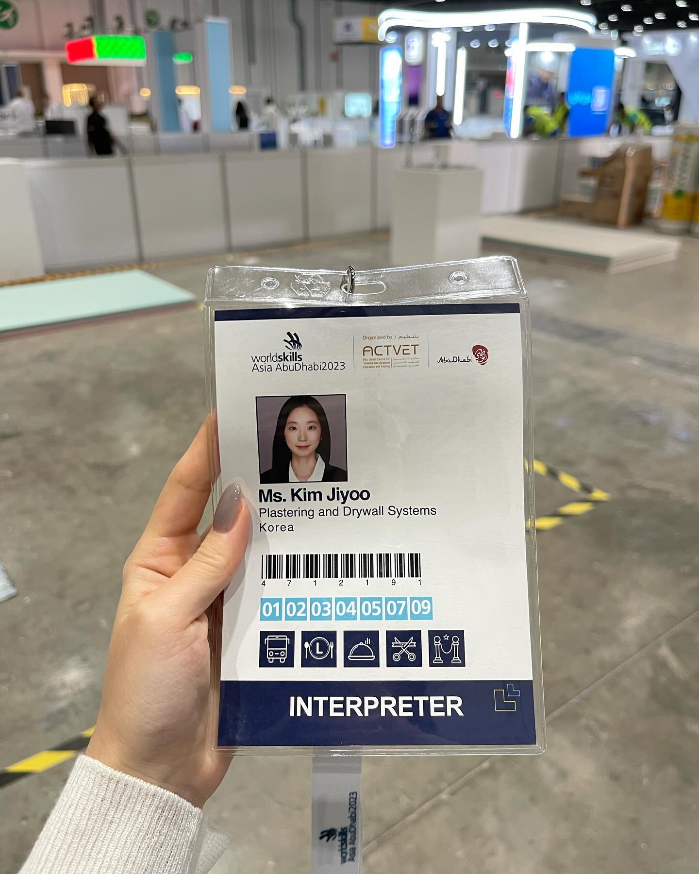 <World Skills Asia Abu Dhabi 2023> (11.25-12.2)
Plastering and Drywall Systems Interpreter 🗣️

2023 아시아 기능경기대회에서 미장 직종 통역을 맡게 되었다.
통역 일을 하게 되면 새로운 분야의 내용을 접해 볼 수 있다는 장점이 있는데, 그와 동시에 초반에는 항상 지레 겁을 먹게 되는 것 같다.
통역을 못할까봐라기보다는 준비한 내용이 나오지 않아 전문지식을 이해못할까봐랄까🧐
그래도 겁을 먹어야 준비를 아쉽지 않을 정도로 하게 되어서 긍정적으로 작용하는 것 같긴 하다.
그런 의미로 전문용어로 힘들어할때 쉽게 설명해주셔서 겁을 덜어주시는 분들께 항상 감사하다🥺 

아부다비에서 일주일을 보내며 
각자의 위치에서 최선을 다하는 분들을 보며 스스로를 돌아보고,
풍부한 경험을 쌓을 수 있었던 좋은 기회였다.
러블리하고 고마운 친구들도 많이 만났는데, 내년에 또 보는걸로😎
2학기의 마무리를 실전통역으로 마무리할 수 있어 감사했습니다❣️

#통역 #통역스타그램 #통번역대학원 #통대생 
#interpreter #interpreting