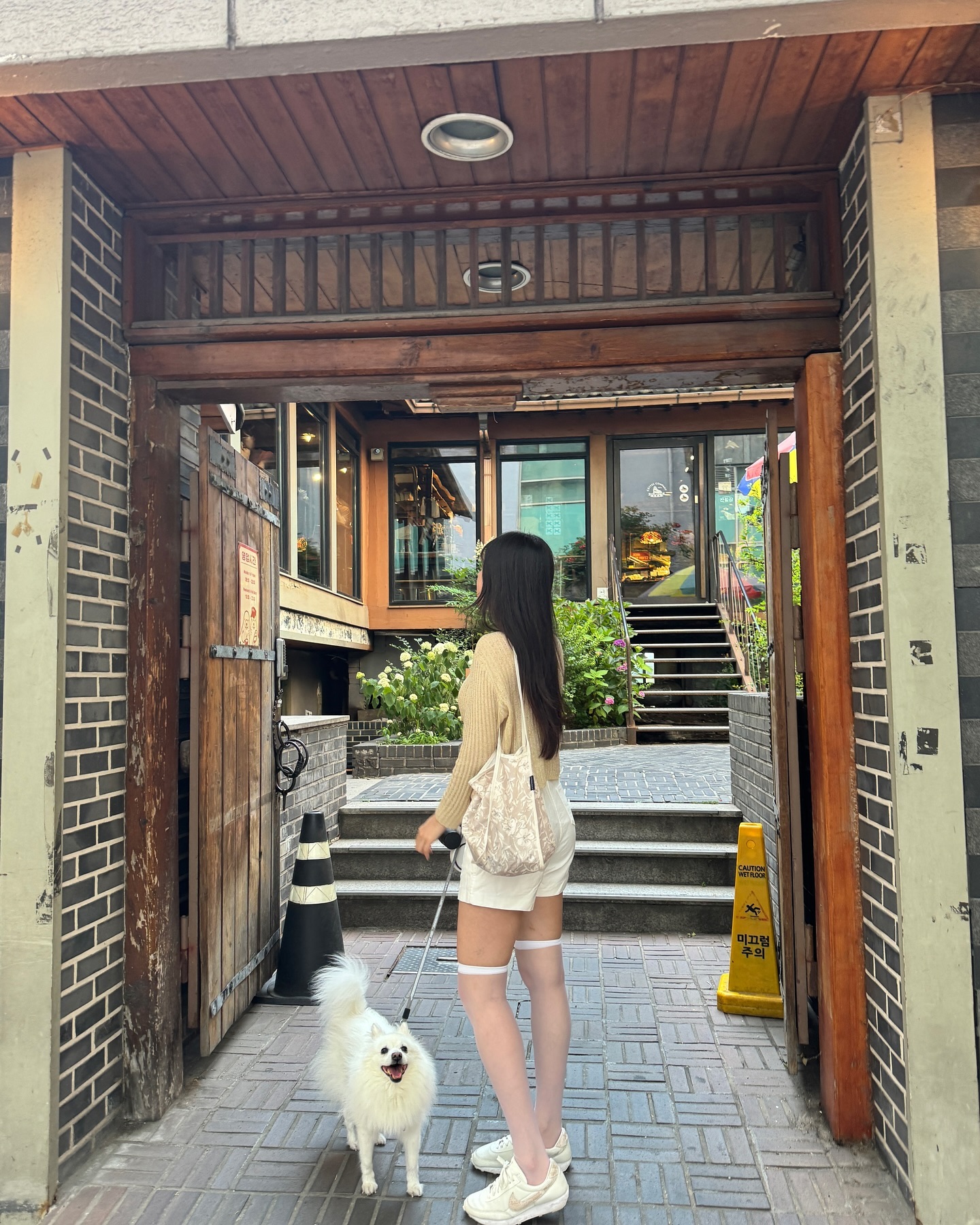 #협찬
📍하이루프 플라워 페이즐리 에코백
📍SB12. 브리즈 플라워 린넨

데일리로 들기 좋은 하이루프 쇼퍼백❤️
코튼라이크 소재라서 깃털처럼 가볍고
오래 착용해도 어깨가 부담가지 않아요☺️

방수 처리 되어있어서 🌂비가와도 걱정없고
수납공간도 넉넉해서 자꾸만 손이가는 가방!
국내/해외 여행갈 때도 짱 좋아용👍🏻👍🏻👍🏻

🔅highloop_phonestrap

#쇼퍼백 #쇼퍼백추천 #하이루프 #하이루프쇼퍼백 #가방추천 #데일리가방 #일상룩 #가벼운가방 #맞팔 #좋아요 #여행백 #여행가방 #방수가방 #예쁜가방추천