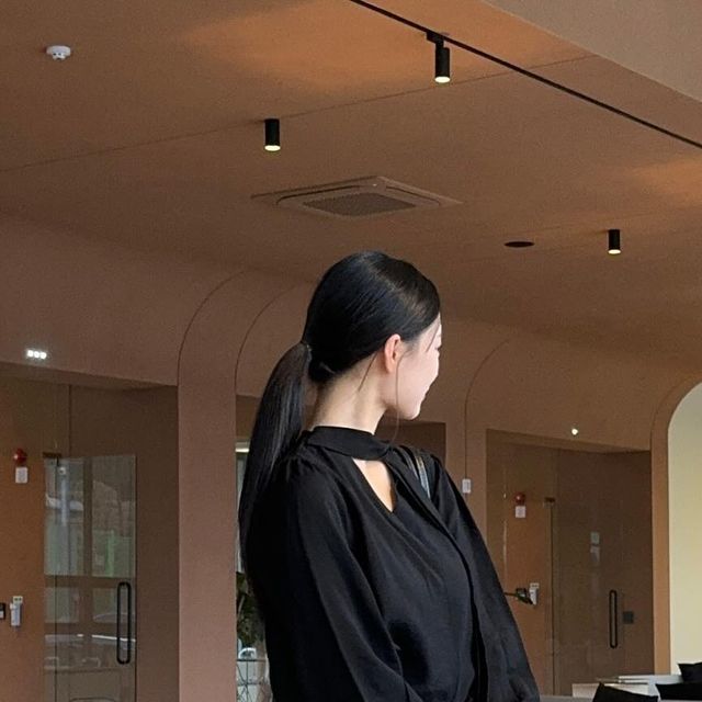  지안 on Instagram: "#광고 𝐀𝐃𝐀𝐔𝐋 -𝘊𝘭𝘢𝘴𝘴𝘪𝘤 𝘣𝘰𝘰𝘵𝘴 𝘤𝘶𝘵 𝘥𝘦𝘯𝘪𝘮 𝘱𝘢𝘯𝘵𝘴

°.✩┈┈∘*┈┈*∘┈┈✩.°

어다울 데님 라인의 시그니처
메인 라벨과 레더 라벨 포인트가 있으며, 로고 단추 디테일이 특징인 아이 템입니다🤍

감각적이고 깔끔한 블루톤 워싱으로 데일리하게 착용할 수 있어요☺️🤍

롱한 기장감의 부츠컷 디자인으로 슬림한 레그 라인을 표현할 수 있고, 고 급스러운 느낌을 주며 다양한 스타일에 매치할 수 있는 아이템입니다. ଘ(੭*ˊᵕˋ)੭*🥂

#광고#ADAUL#어다울#데님#데님팬츠#팬츠#부츠컷#출근룩#데이트룩"