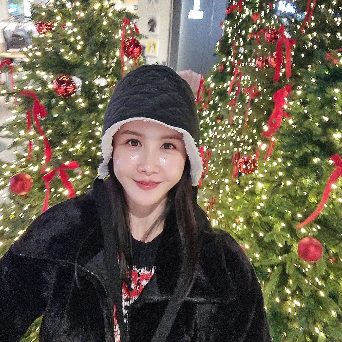 🌈스무살, 그해 여름부터 쭈욱~~~♡

🌈20살인데 27살 노안으로 보인다며 한탄(?)하던 지은이는 아직도 27살 같으다.

✔️뱀파이어같은 그녀♡

🌈동그란 안경 쓴 영심이로, 귀여움 많이 받았던 지연이는 아직도 귀엽다.

✔️타고난 베이비 페이스인 그녀♡

🌈나는 누구였을까? 
스무살 내모습이 궁금하다. 
친구들은 나를 어떻게 기억할까?

✔️지금부터라도 이미지메이킹하자^^;

✔️우아한 그녀로... 켁😜 

#낙원테산도 #대학친구들 #30년지기  #연말모임 #수다삼매경 #또만나♡ #예쁜모자쓰고