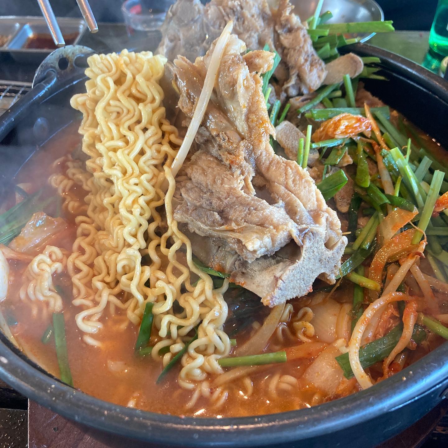 라면 시켰는데 뼈해장국이오네?🤤