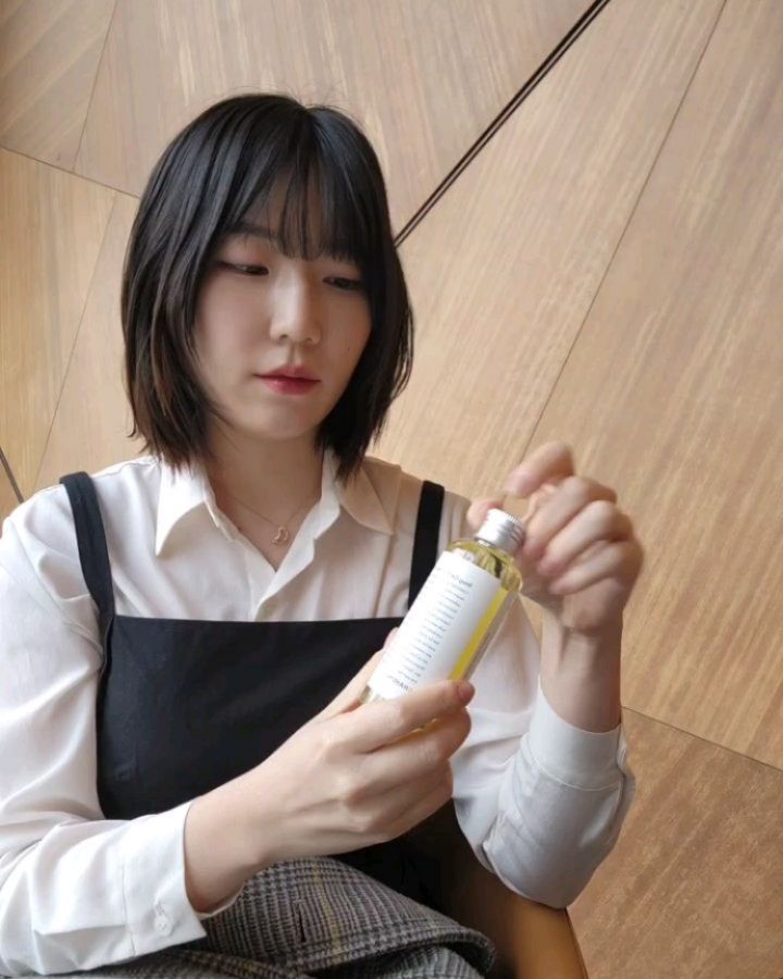 #협찬

단발을 유지하면서 무조건 필요했던 웻스타일링용 헤어오일!
그동안 타 브랜드꺼로 향 구린데도 어거지로 쓰고 트러블 나는데도 써왔는데 
 역시 믿쓰템 헤어 브랜드 #차홍 의 #차홍헤어오일 로 갈아타고 너어어무 만족!

일단 데일리로 쓰기 좋은 헤어, 바디오일 겸용이라 깊은 보습과 영양을 공급도 되고 향이 넘넘 맘에 듦 ! 무겁지 않으면서 끈적임 없이 산뜻하게 웻스타일링하기 넘 죻았단,,♡

딱 질감처리한 팔랑거리는 내 단발에 딱 맞게 결감을 살려 스타일링 하기도 좋았구 멀티용 제품이라 건조함이 많은 헤어와 바디, 손 라인에 슥슥쓰기 굳굳♡

#차홍베스트셀러 #손상모발 #셀프스타일링 #헤어오일 #바디오일 #단발스타일링 #긴머리스타일링 #웨트헤어 #슬릭펌 #모발수분