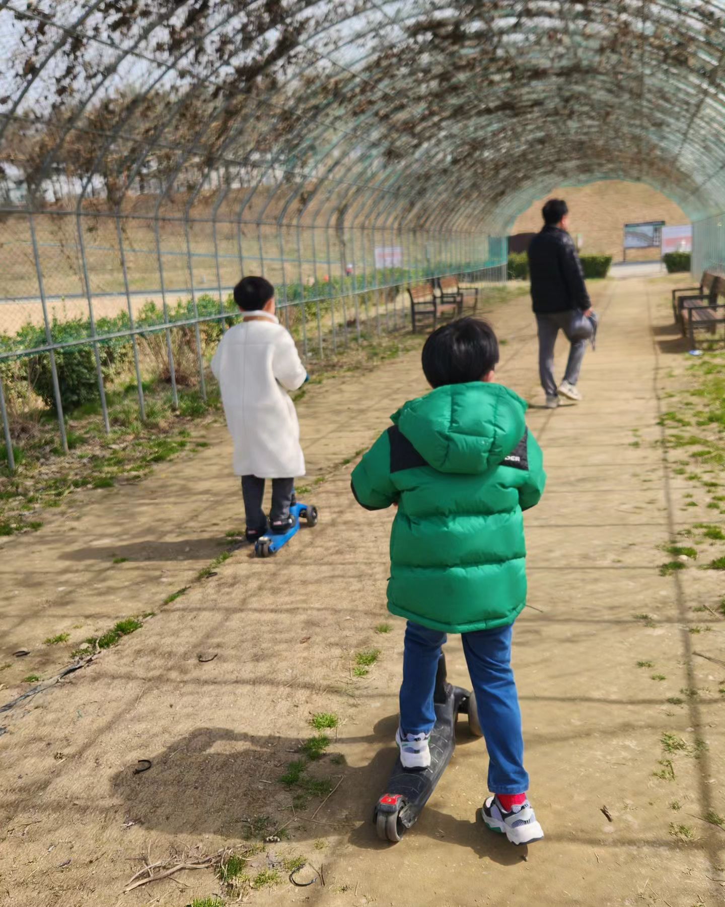 봄이라 자연 관찰해야한다며 안양천 가신 너님들
온갖 돌이랑 모래랑 막 주워담네
바람이 넘 불어 한바퀴돌고 스타필드가서
장난감 구경하고 조금 놀다 집으로 휘리릭
그래도 아쉬워하는 형제들
담에 날이 더 풀리면 조금더 밖으로 나가보자

#광합성 #햇빛쬐러나갔다 #바람만맞고옴 #아직은 #겨울봄그어디쯤 #봄아빨리와🌸 #벚꽃구경가고싶다