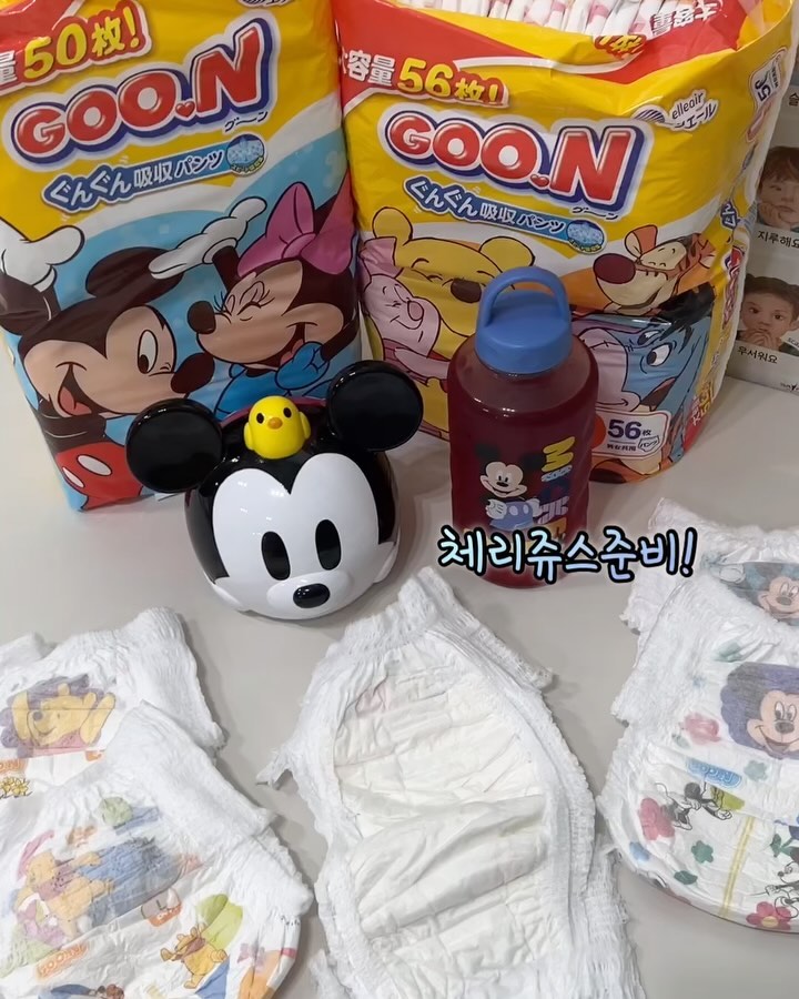 #협찬
군기저귀 디즈니챌린지

로운이가 이번에 군 파워흡수를 
몇일동안 실제로 착용해보았어요~ 

하루 먹는 양이 장난아니다보니
쉬야하는 양도 많아서 매번 쉬야샘이
있어 기저귀를 알아보던 중 만나게 된
군 파워흡수!!! 밴딩이 높아 허리를 폭
감싸주어 보행기를 타며 다리움직임이
많아도 소변 샘 없이 빠르게 뽀송해져서
로운이가 찝찝해 짜증내지않아요👍

✔️잘늘어나고 더 길어진 허리밴드
✔️와이드흡수채널로 더 넓게 흡수
✔️한번 더 잡아주는 안심 더블 게더

디즈니 에디션으로 애미취향까지
잡아버린 군…❤️(미키러버입니다)

배로운(남아)
7.5개월 아기
키 73cm
몸무게 9.5kg
기저귀사이즈 XL

🏷️ 군기저귀 

#군기저귀 #군파워흡수팬티 #밤기저귀 #통잠기저귀 #팬티기저귀 #아기기저귀 #군디즈니기저귀 #군디즈니흡수팬티 #군플러스 #군기저귀신제품 

📍이 포스팅은 “군기저귀”로 부터 제품을
제공받아 체험 후 솔직하게 작성된 리뷰입니다.