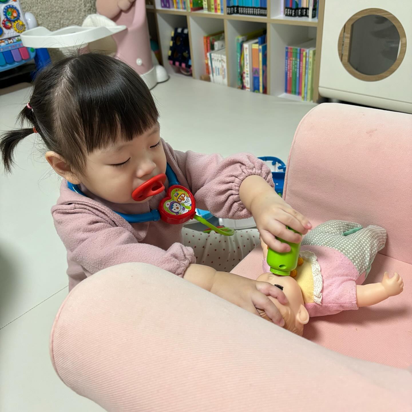 이제 제법 병원놀이를 잘하는 로아👩‍⚕️
