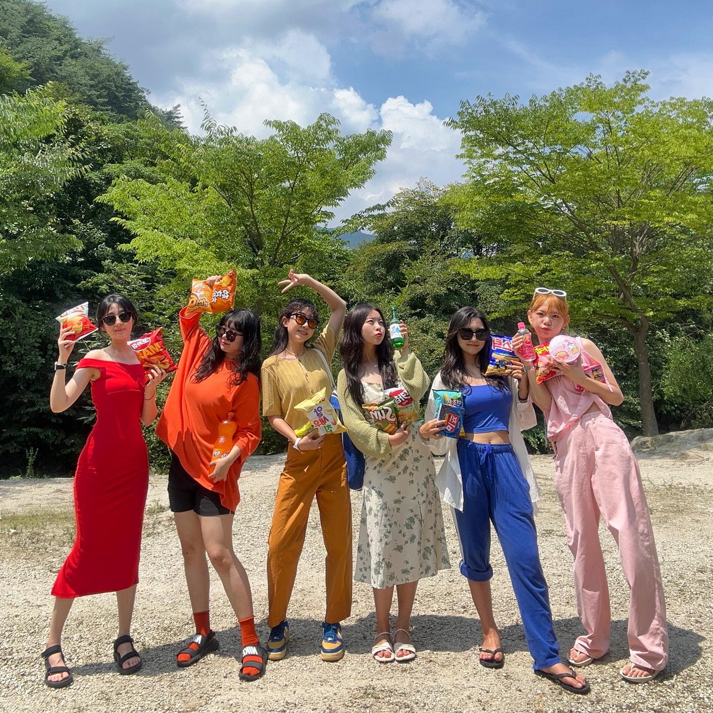 굳이데이 첫번째🌈
굳이 무지개색 옷 맞춰입고
계곡가기 + 우정사진찍기

다음 굳이데이는? o_u_bean 

#굳이데이 #계곡 
#우정여행 #우정사진 
#다들이렇게진심인지몰랐어