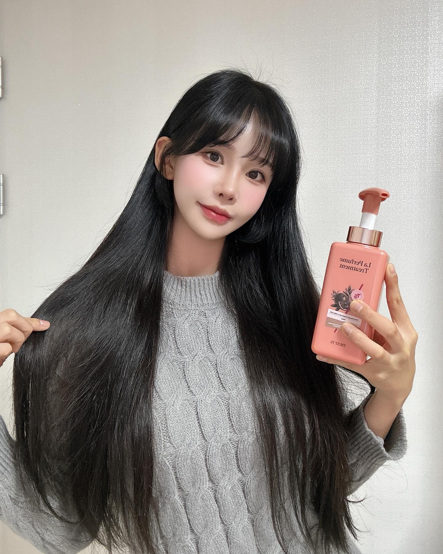 #광고 ts._shampoo_officia
⠀
두피관리도 가능하면서 향수대신 사용 가능한
퍼퓸제품이 있어 소개해드려요🫶🏻
TS샴푸의 기술력과 향이 더해진 퍼퓸샴푸와 트리트먼트라니!!!

사용하고나면 손에서도 좋은향이 계속나서 킁킁
머리 말리면서도 킁킁 향이 진짜 좋아요
⠀
프랑스 향료 전문회사 Parfex의 향수 제조 분야
30년 경력 수석 조향사와 콜라보한 제품이라고 해요
⠀
향만 좋다고 쓸수는없잖아요!
⠀
#ts라퍼퓸샴푸 는 탈모증상완화 성분이 함유되어
건강한 두피 관리가 가능한 기능성 샴푸랍니다
⠀
인공색소, 실리콘, SLS, SLES, 광물성 오일 등
걱정 성분 18가지 배제되어 안심하고 매일 사용하고 있어요🫣
⠀
52시간 모발 볼륨 지속력, 두피 보습 개선, 피부 안전성(저자극) 테스트완료 등 6가지 항목 효능평가 시험 완료까지 !
믿고 사용 할수있겠더라고요 ☺️
⠀
#TS샴푸 #프리미엄샴푸 #호텔샴푸 #두피냄새샴푸 #퍼퓸샴푸 #향기샴푸 #향기좋은샴푸 #샴푸추천 #트리트먼트추천 #향기트리트먼트 #헤어트리트먼트 #헤어트리트먼트추천