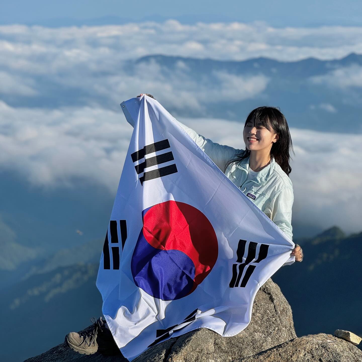 오늘은 8.15일 #광복절🇰🇷 

광복절을 기념하여 우리나라 1호 국립공원!
#지리산 #천왕봉 에 다녀왔습니다😎

정말 많은 분들이 잊지않고 태극기를 챙겨와 함께 광복절을 기념해주셨습니다🥹⭐️
이렇게 애국심 넘치는 대한민국!!❤️

제 79주년 광복절, 우리모두 조국의 독립을 위해 헌신해주신 순국선열과 애국지사들을 잊지않고 감사하며 살아갑시다🇰🇷

#지리산천왕봉 #산타냥_지리산